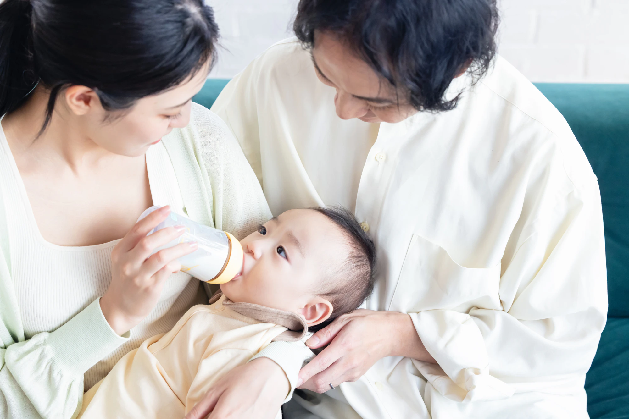 赤ちゃんを抱っこする夫婦