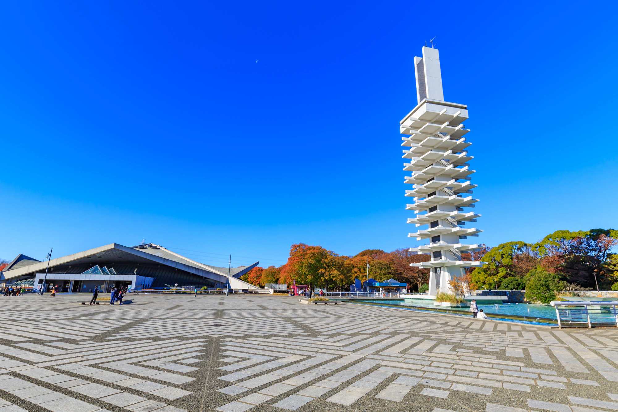 東京　世田谷区　駒沢オリンピック公園　オリンピック記念塔と体育館