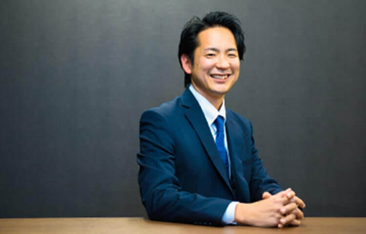 父親の会社を継ぐために、3店舗の美容室を異業種の東証一部上場企業に