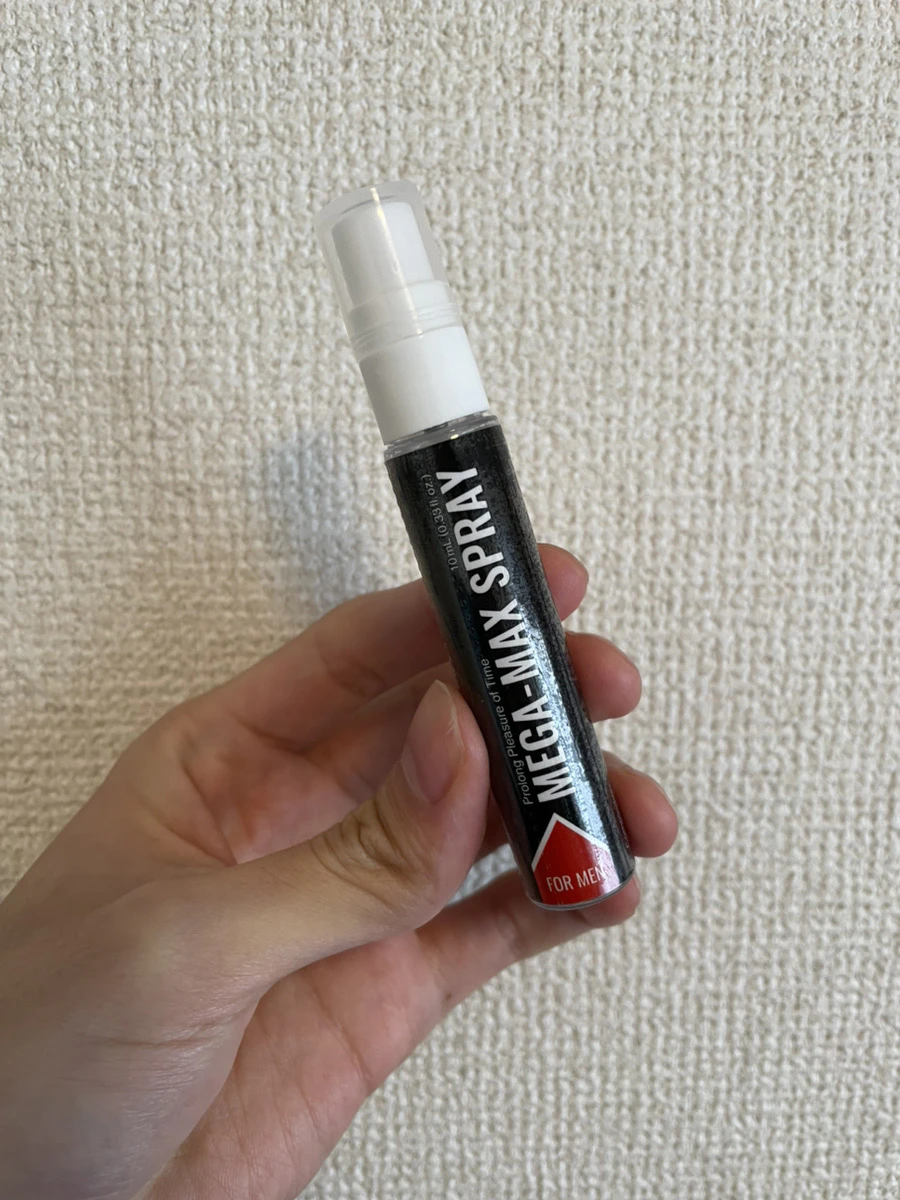早漏スプレー MEGA-MAX SPRAYを手に持つ様子