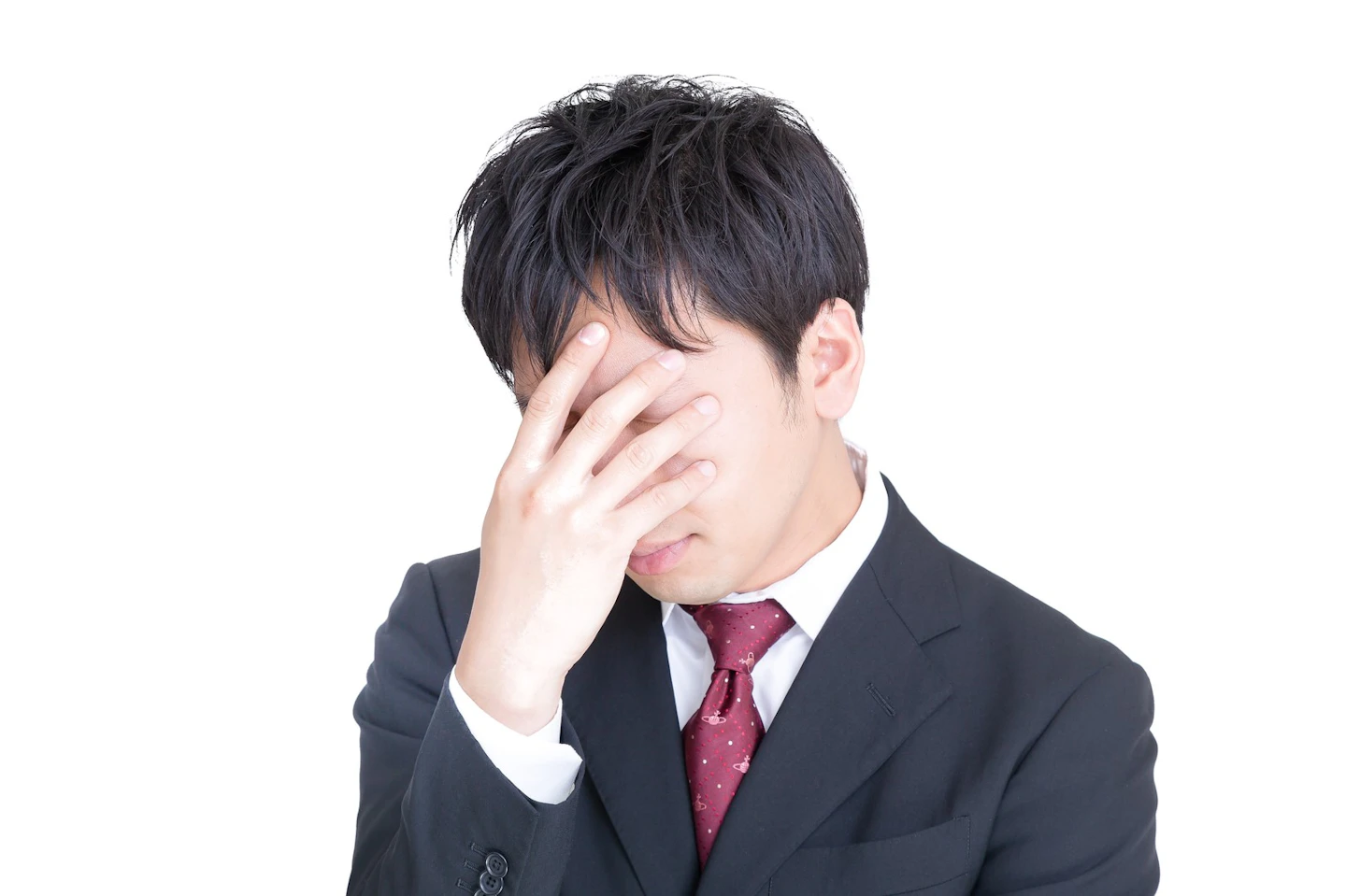 頭を抱えて悩む男性