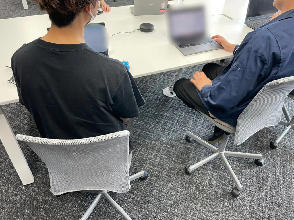 座談会で早漏の原因について話す参加者