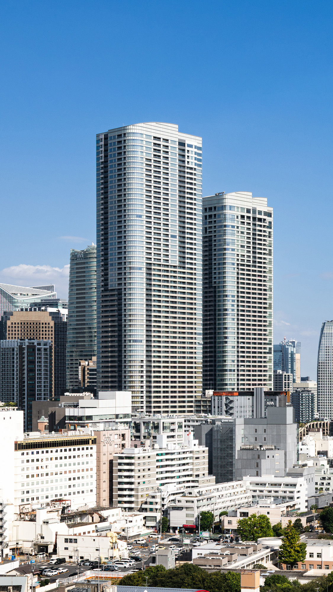 六本木ヒルズ】高さ約10mの金色に輝く村上隆彫刻作品《お花の親子》が