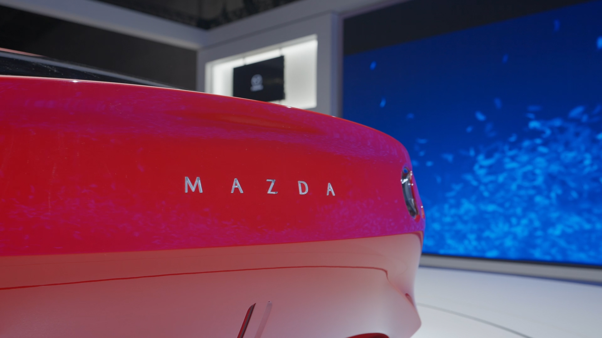 https://images.microcms-assets.io/assets/40168bc247ac4a3294ed29bf3032aed5/5c650b7af3994141bad30532994951c7/mazda_16x9_back.jpg