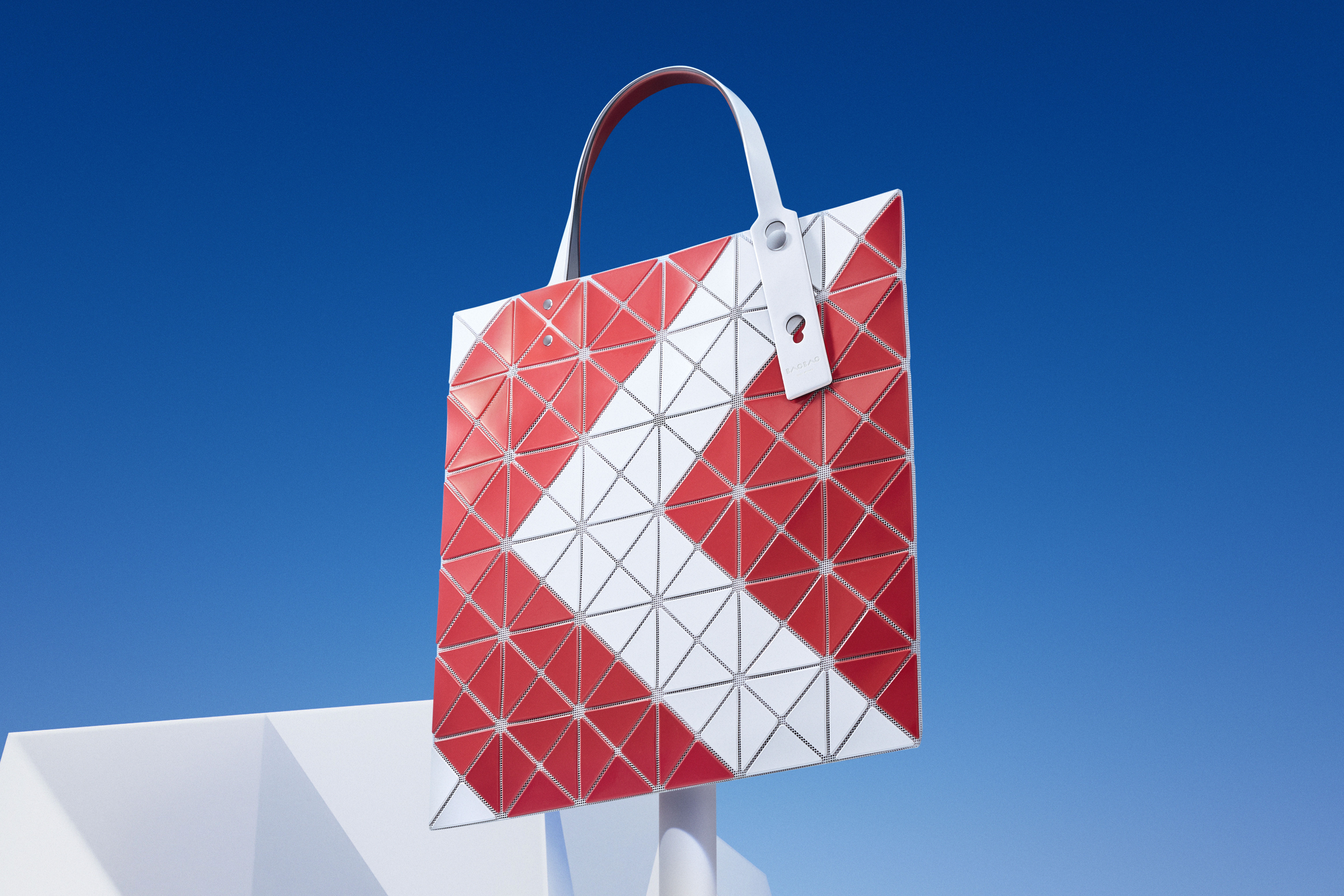 https://images.microcms-assets.io/assets/40168bc247ac4a3294ed29bf3032aed5/943754e2c53e424481033e8b297d04c1/BAOBAO_sign_red.jpg