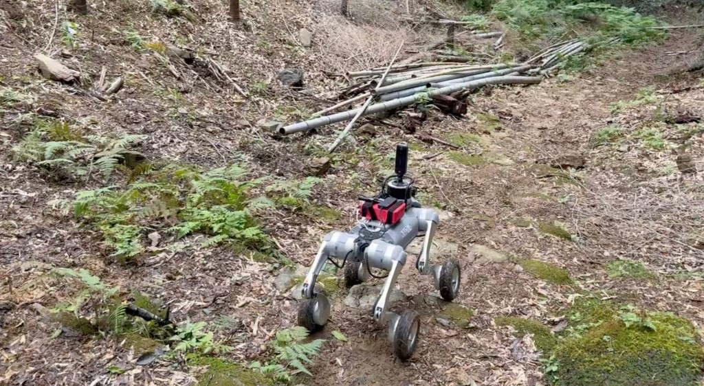 森林内の不整地を走行するUnitree製四足歩行ロボット