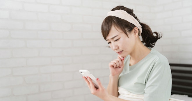 alt=フランスベッド製マットレスの寿命は?どのくらい使えるのか?のトップ画像|寝室で悩んでいる人