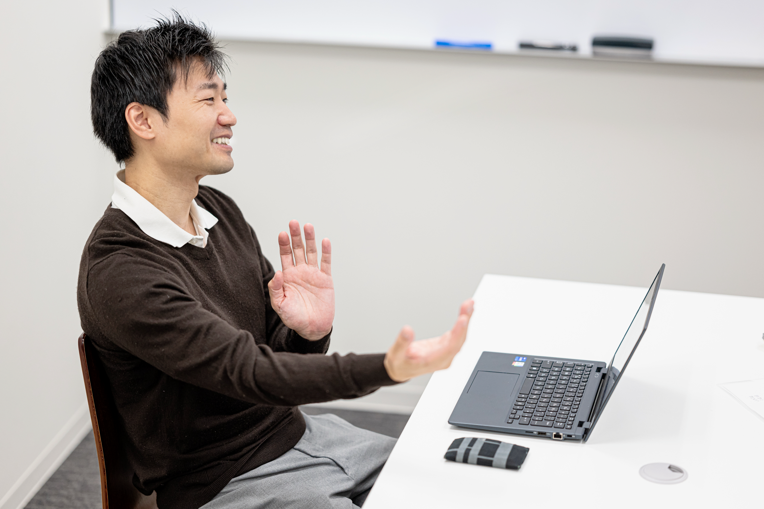 弓場様がインタビューでお話をしている画像