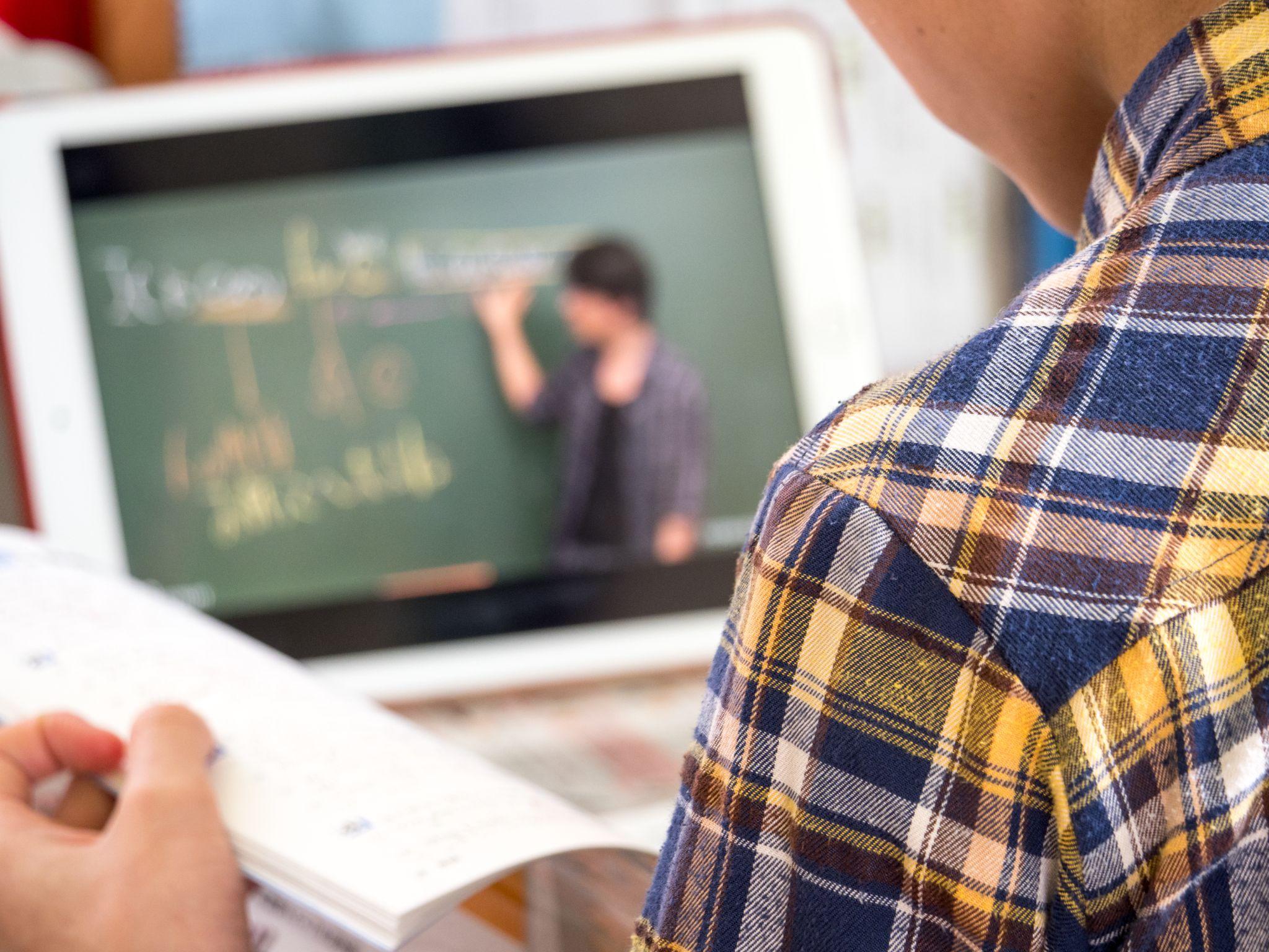 タブレットでオンライン授業を受けているイメージ