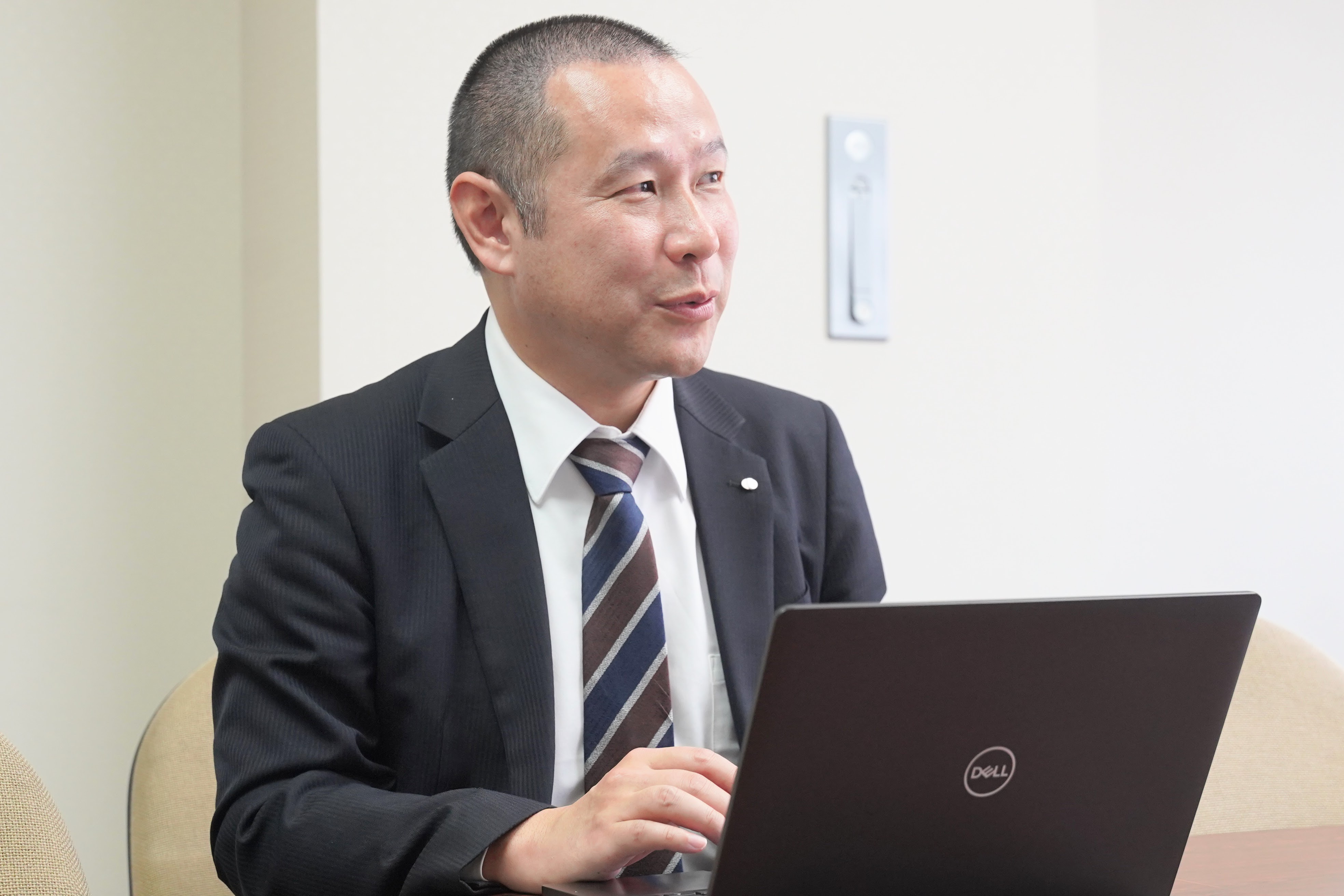 藤林様がインタビューでお話をしている画像