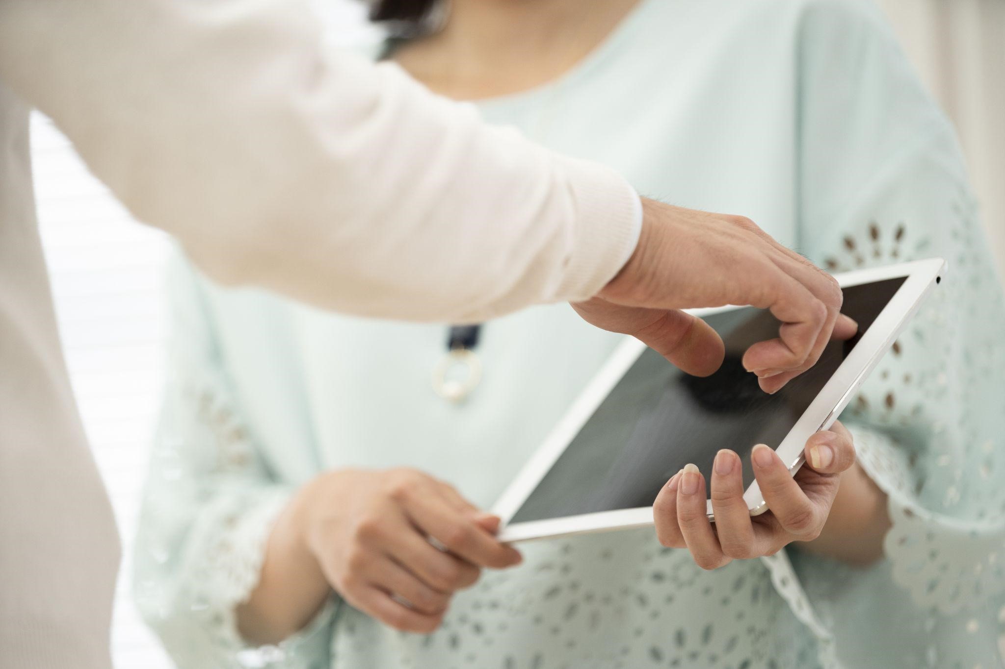 展示会でタブレットを使用する様子の画像