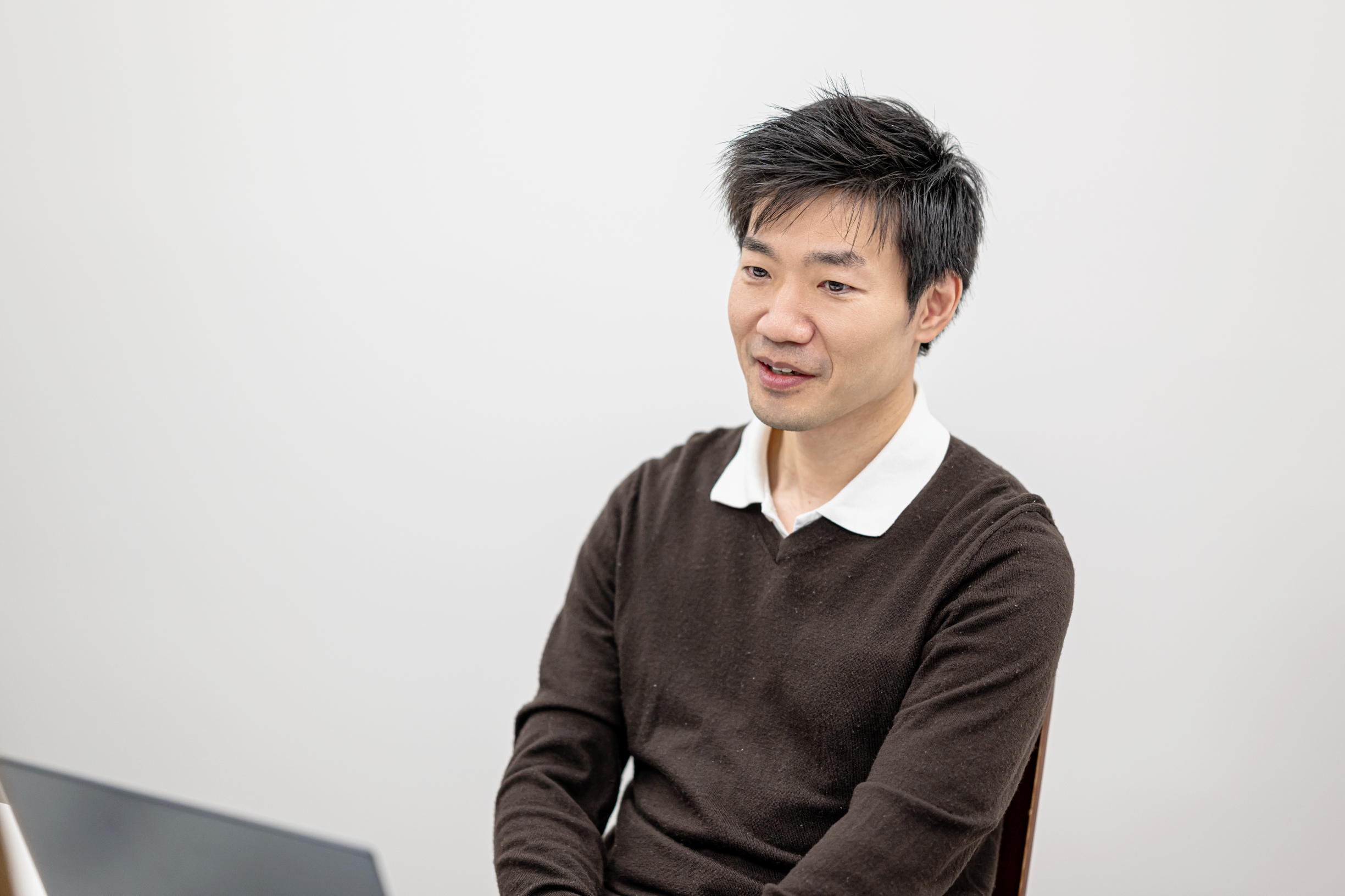 弓場様がインタビューでお話をしている画像