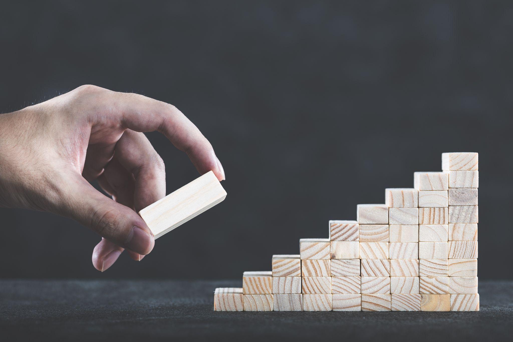 木片で階段を作っている、ステップをイメージしている