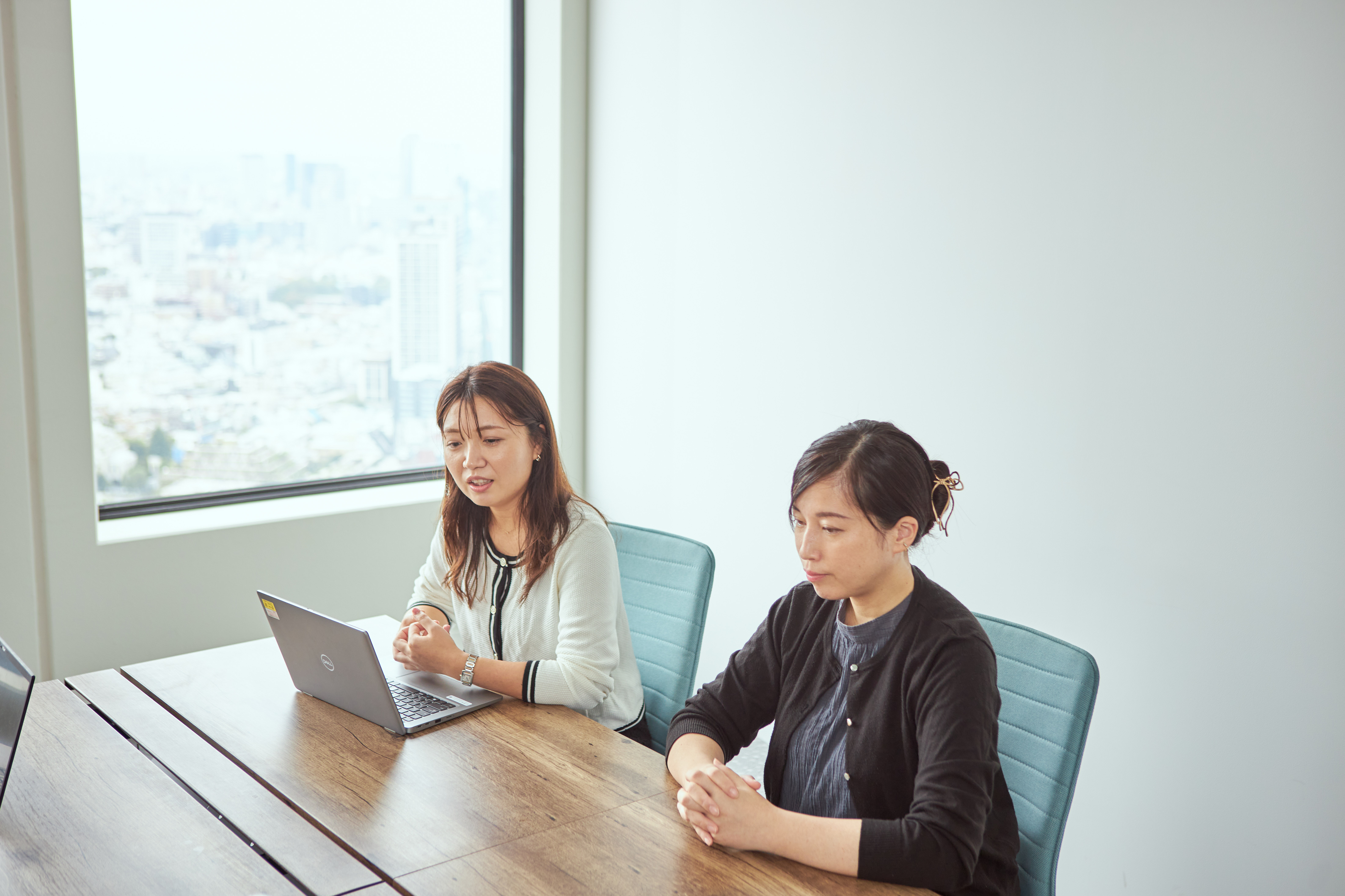 山本様、飯田様がインタビューでお話をしている画像