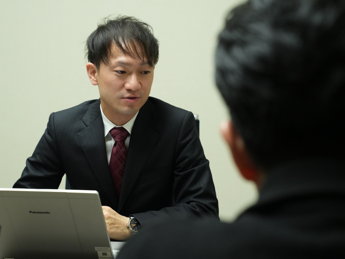 山田様がインタビューでお話をしている画像