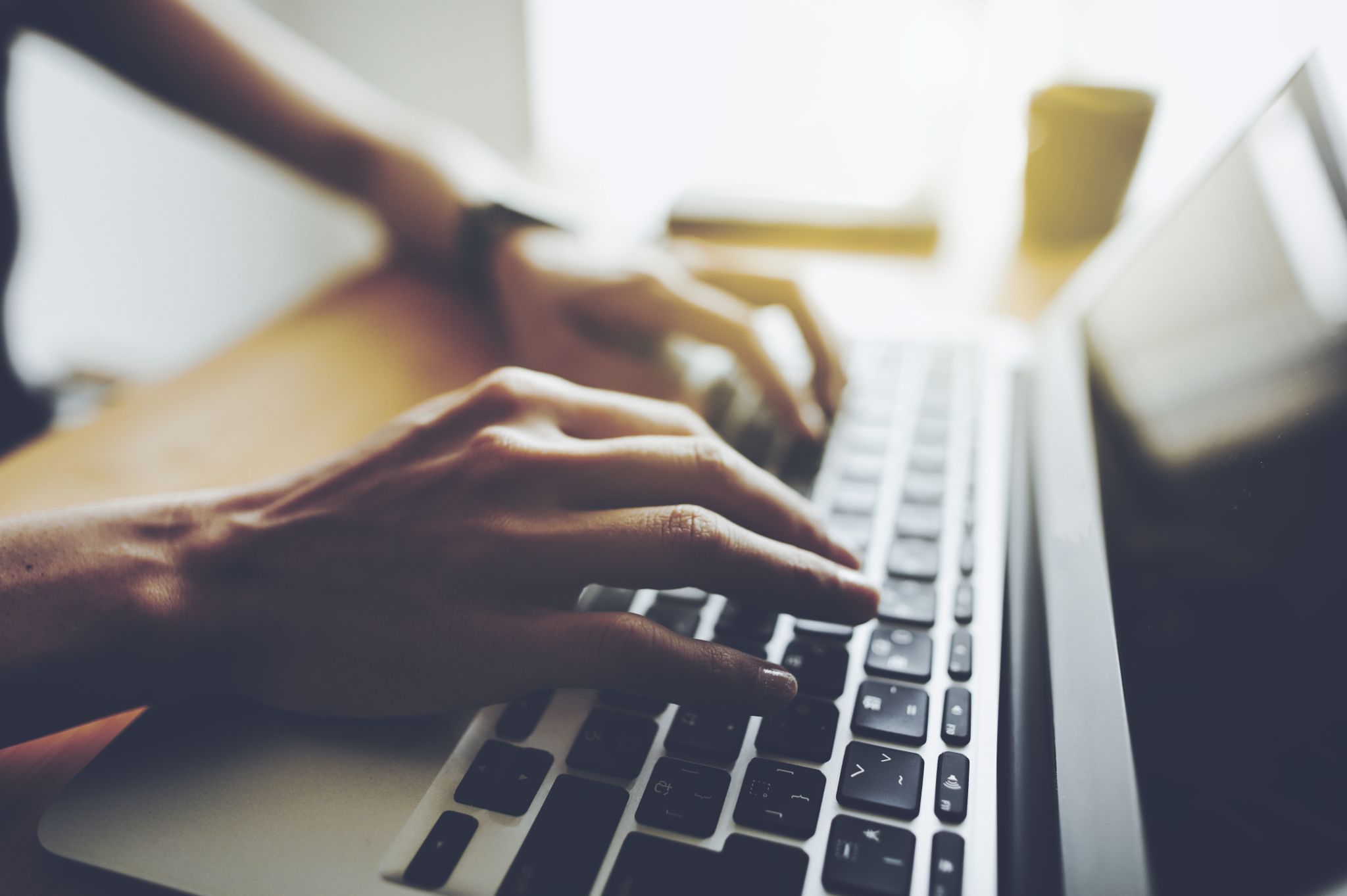 パソコンを利用しているイメージ