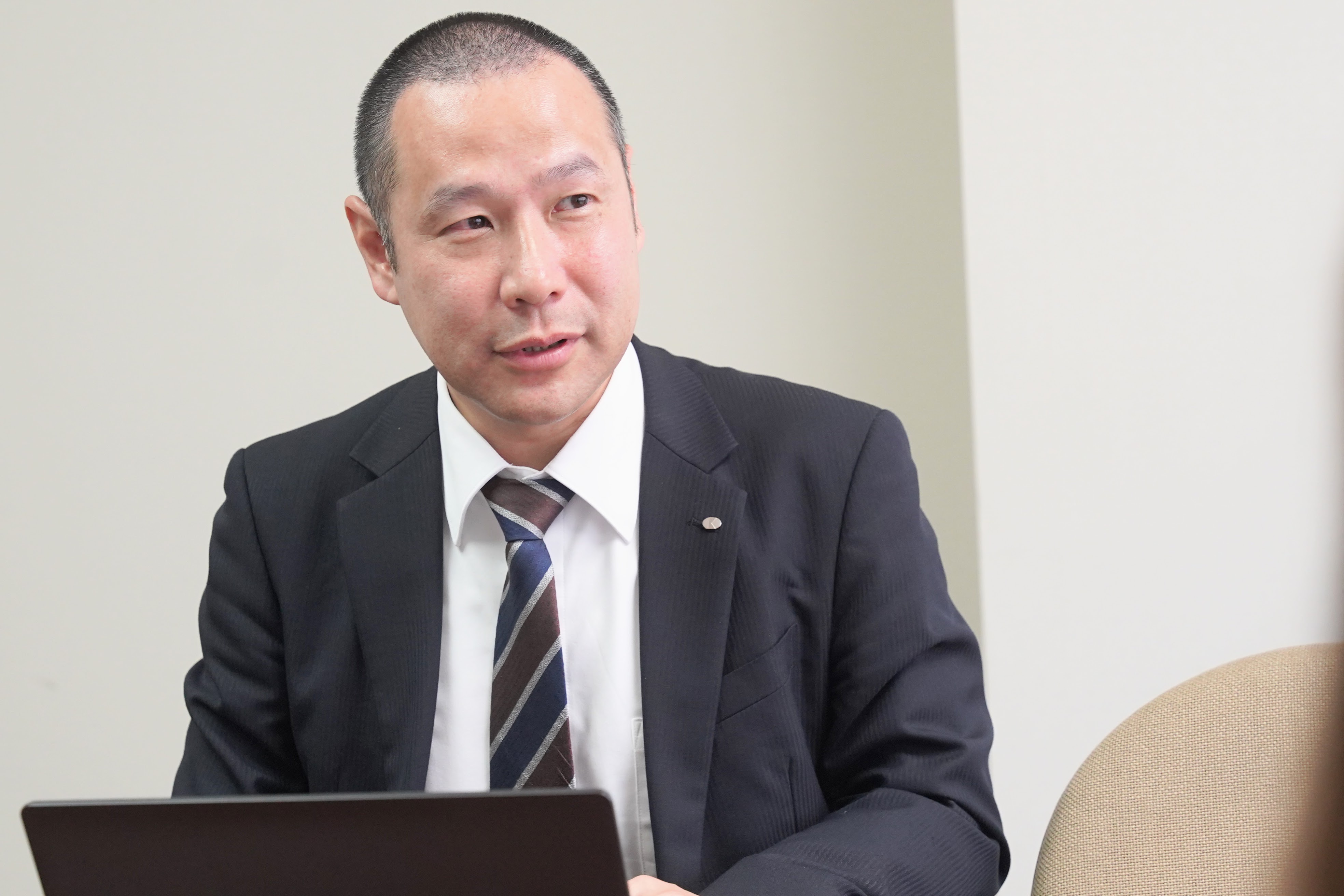 藤林様がインタビューでお話をしている画像