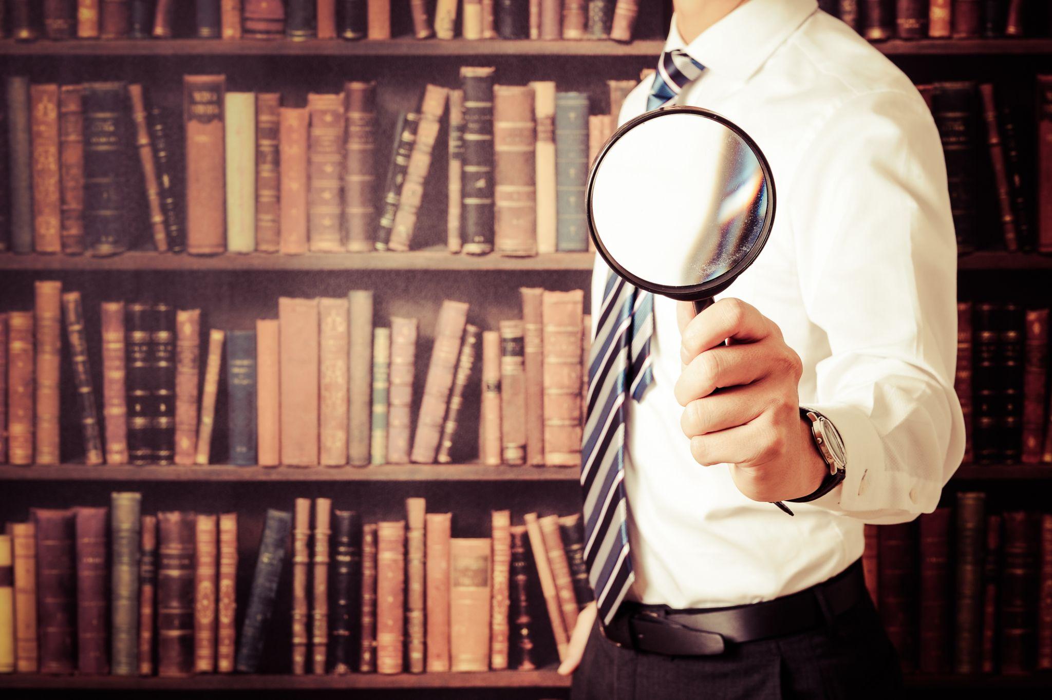 虫眼鏡で情報探索。パソコンレンタルの詳細を調べる様子