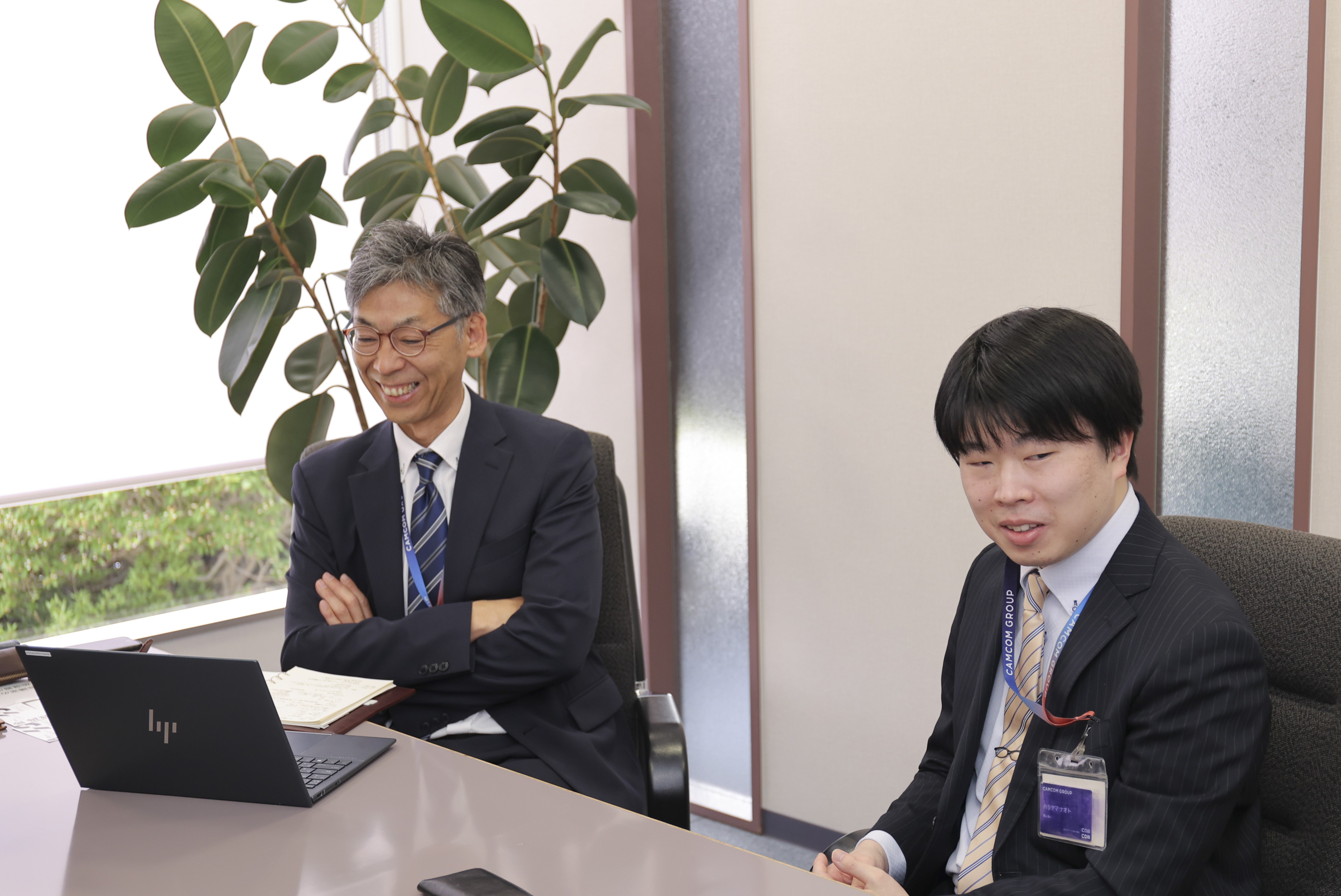 木村 秀一 様 と原山 尚人 様がインタビューでお話をしている画像