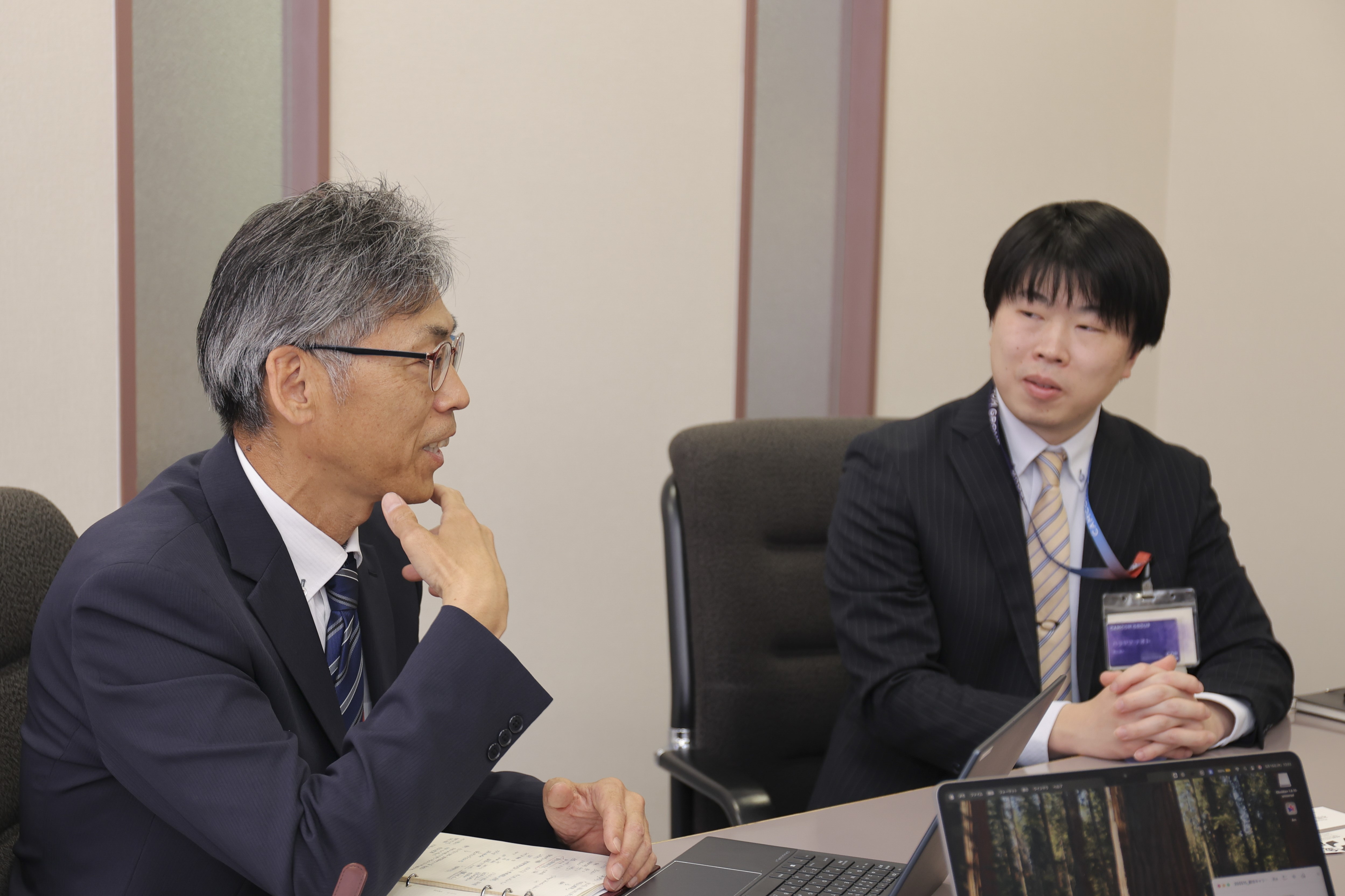 木村 秀一 様 と原山 尚人 様がインタビューでお話をしている画像