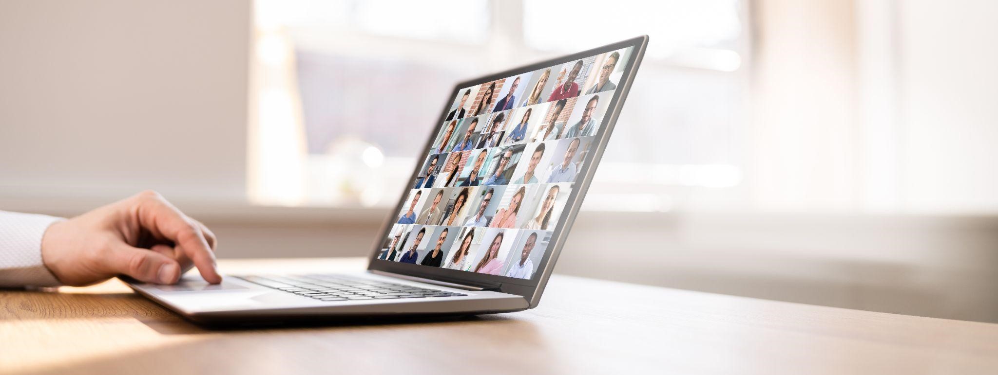 PCを利用してオンライン研修をしているイメージ