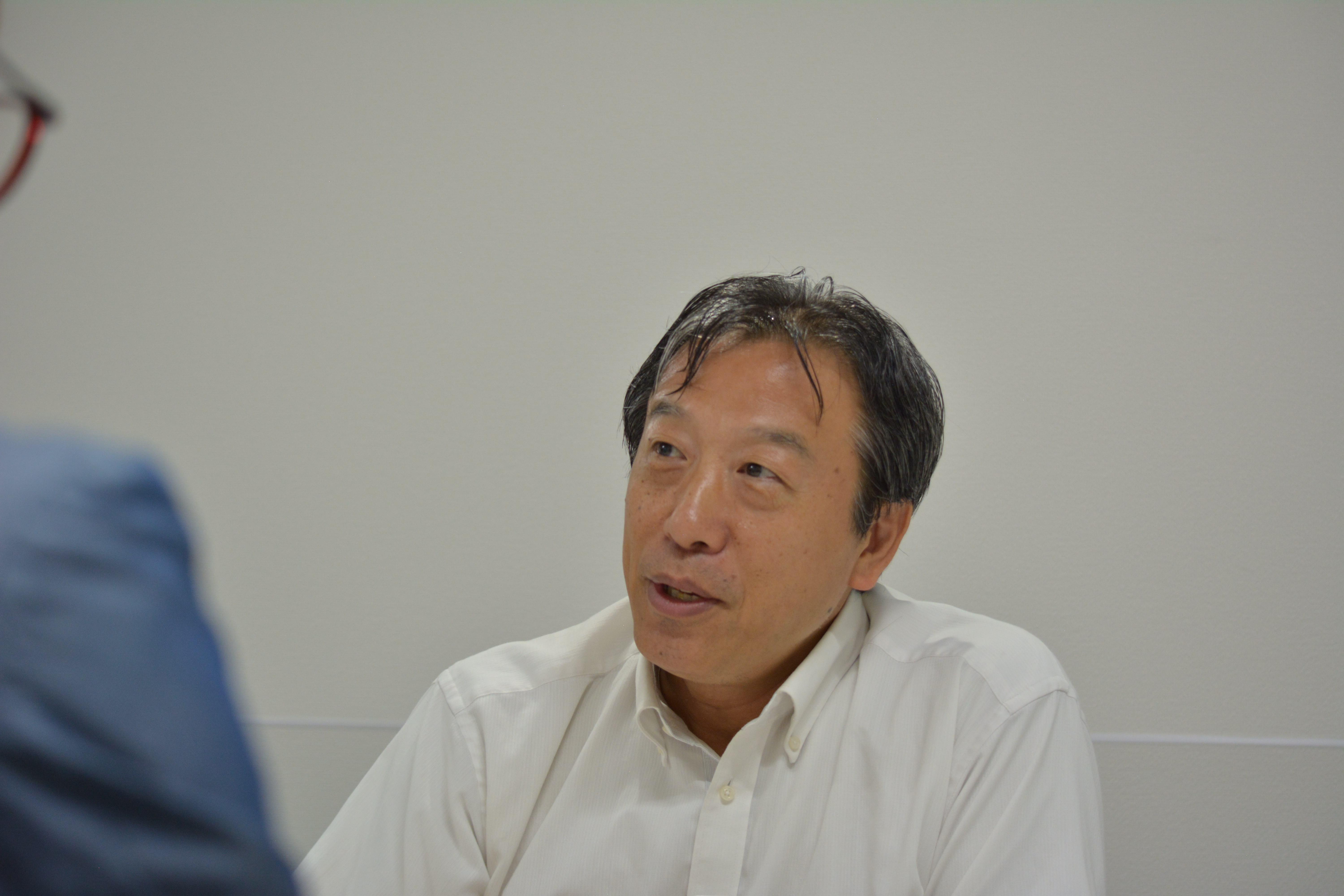 朱様がインタビューでお話をしている画像