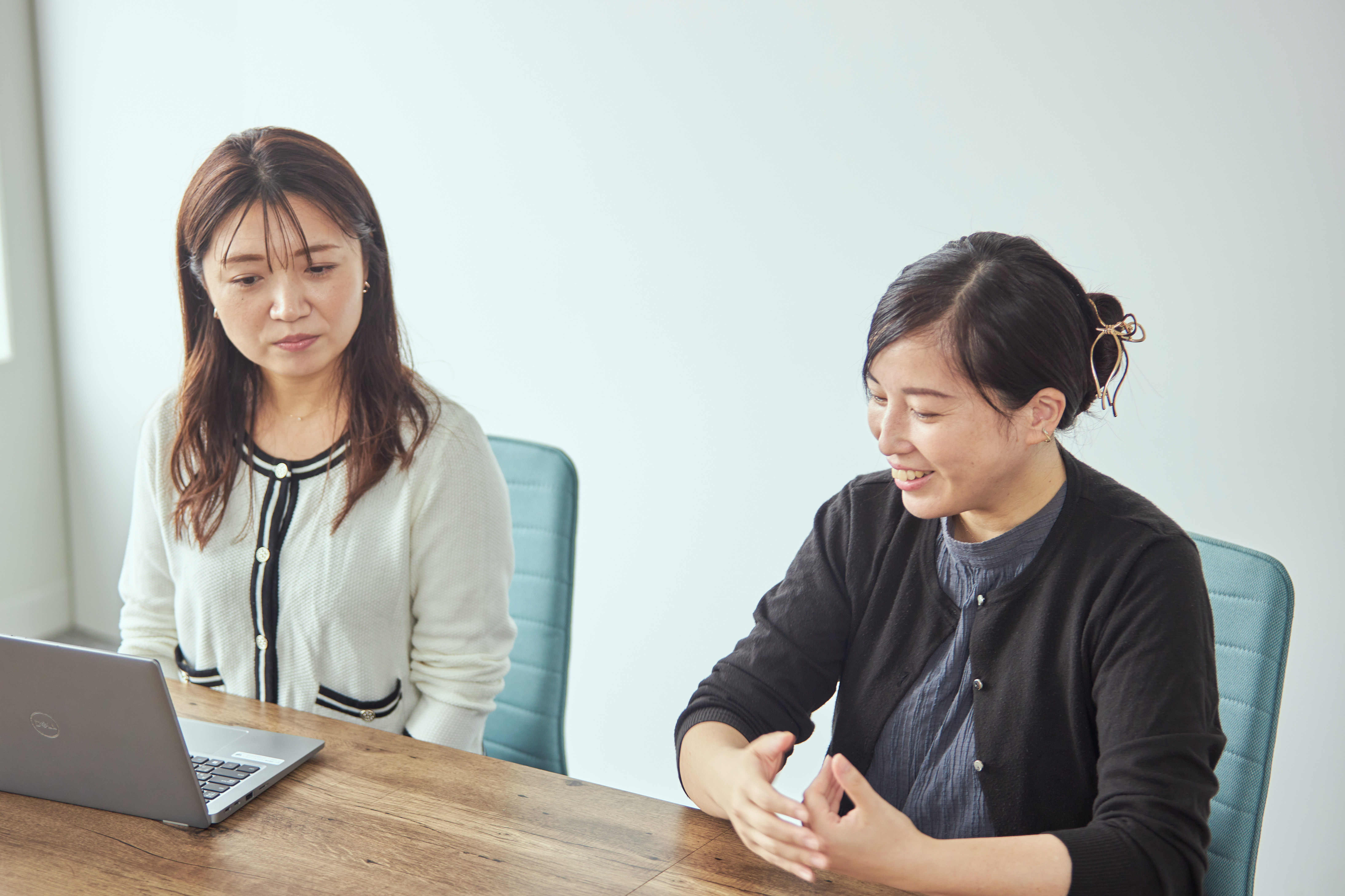 山本様、飯田様がインタビューでお話をしている画像