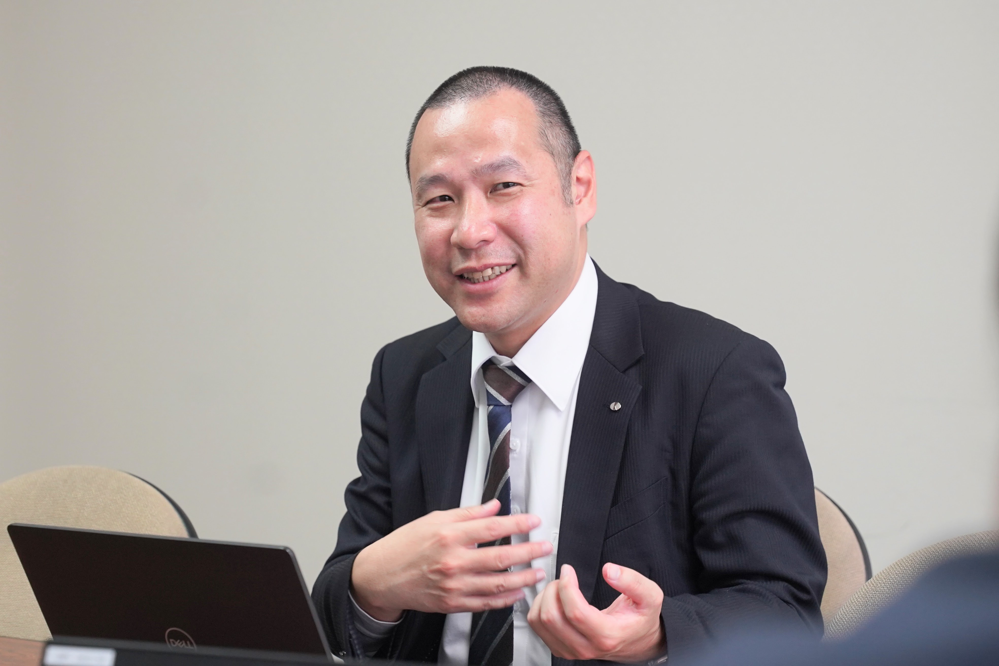 藤林様がインタビューでお話をしている画像