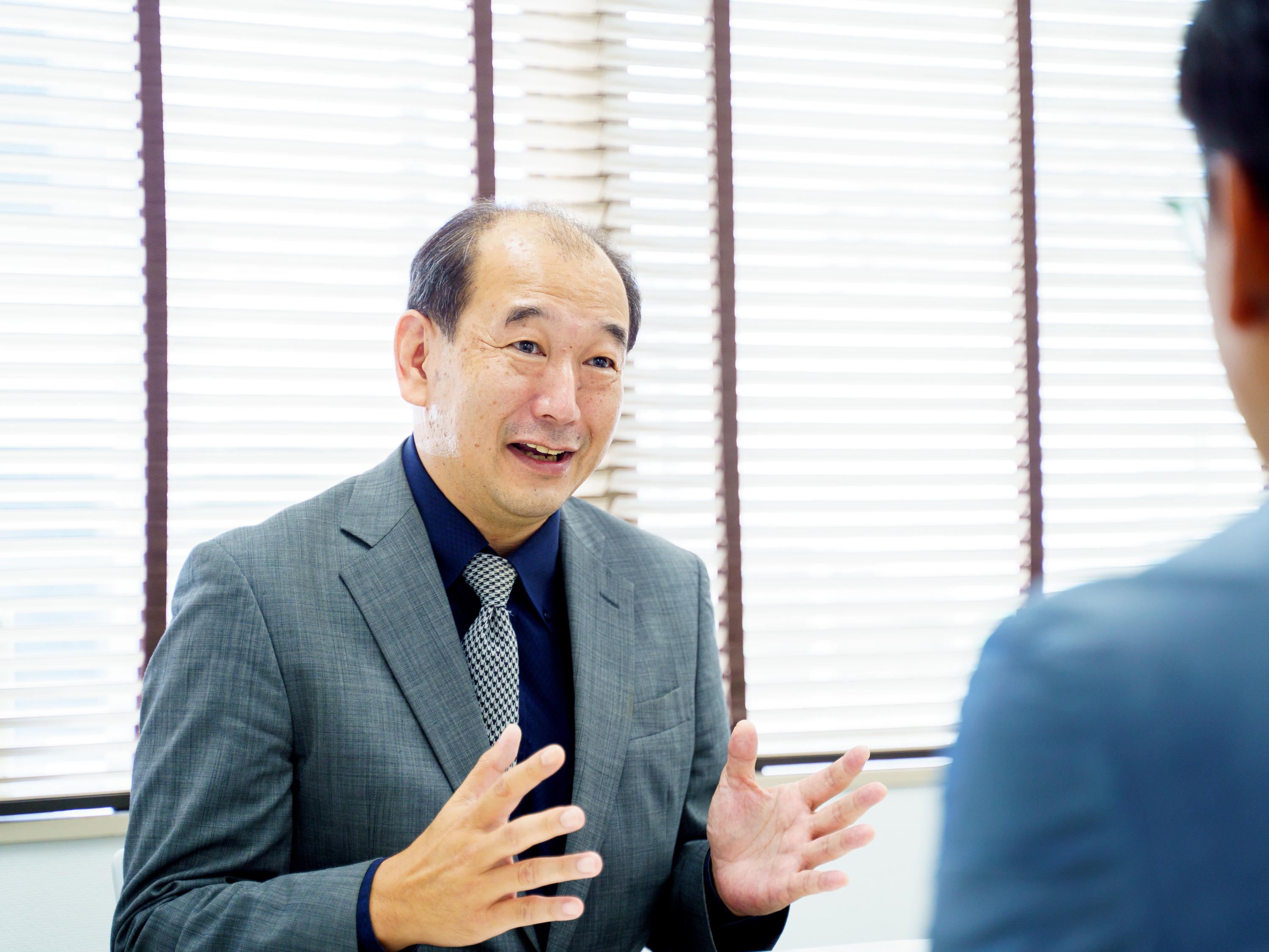 本多 様がインタビューでお話をしている画像