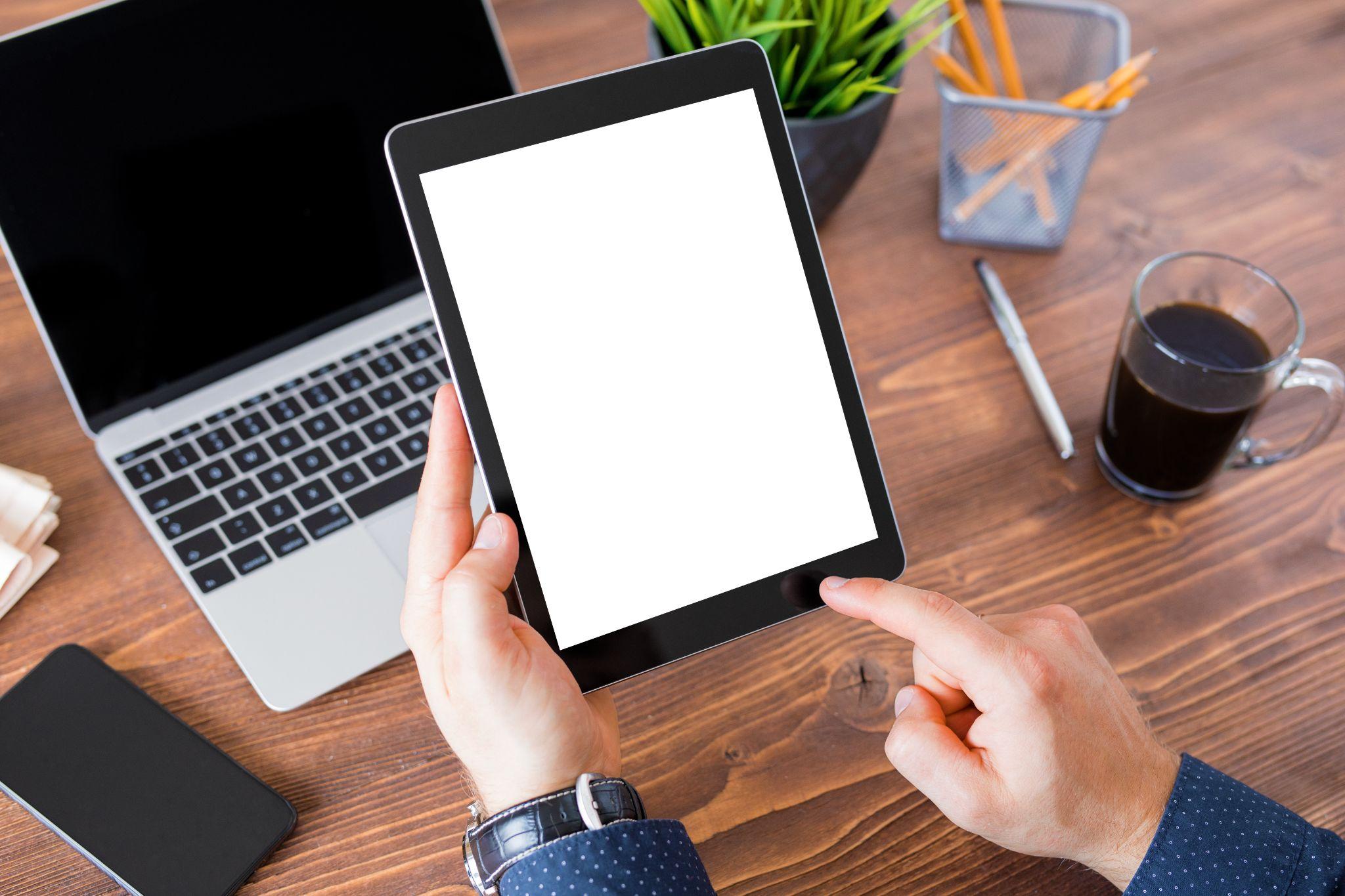  iPadを持つ手元