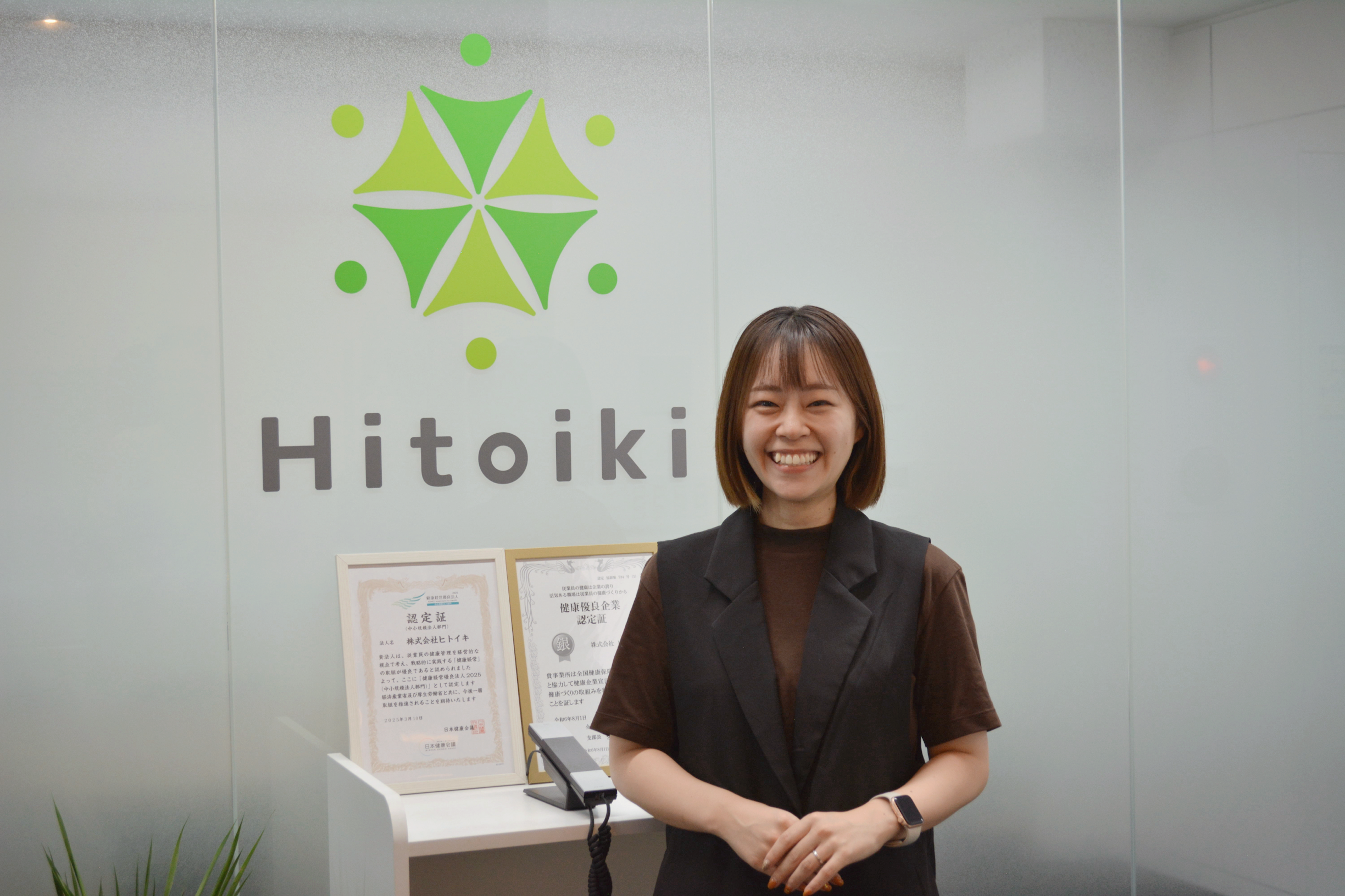 「Re:new PC長期レンタルサービス」を契約し、中古パソコンをレンタル。半額以下のコストで想像以上の品質。同一機種の運用が現場を支える