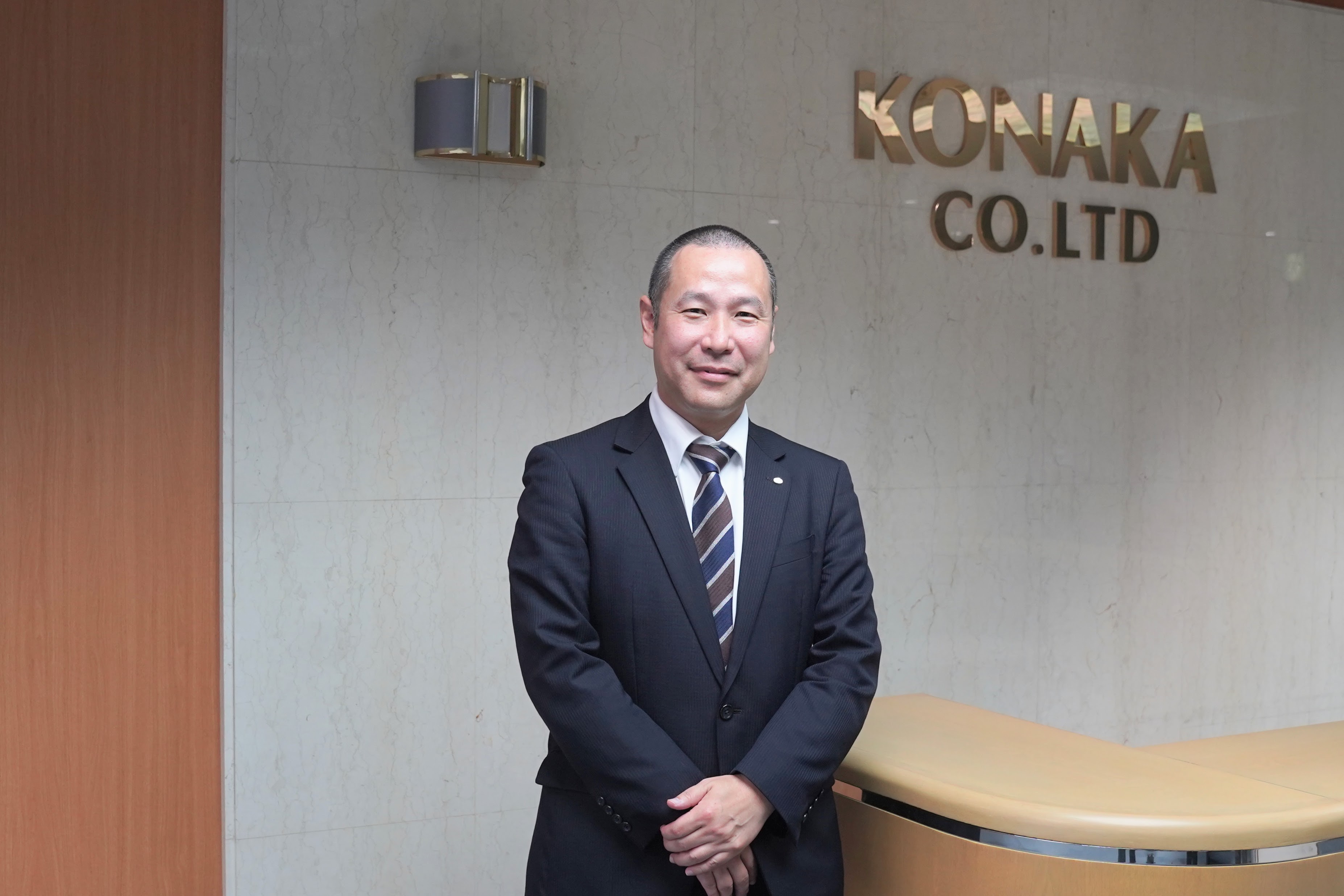 藤林様がエントランスで立っている画像