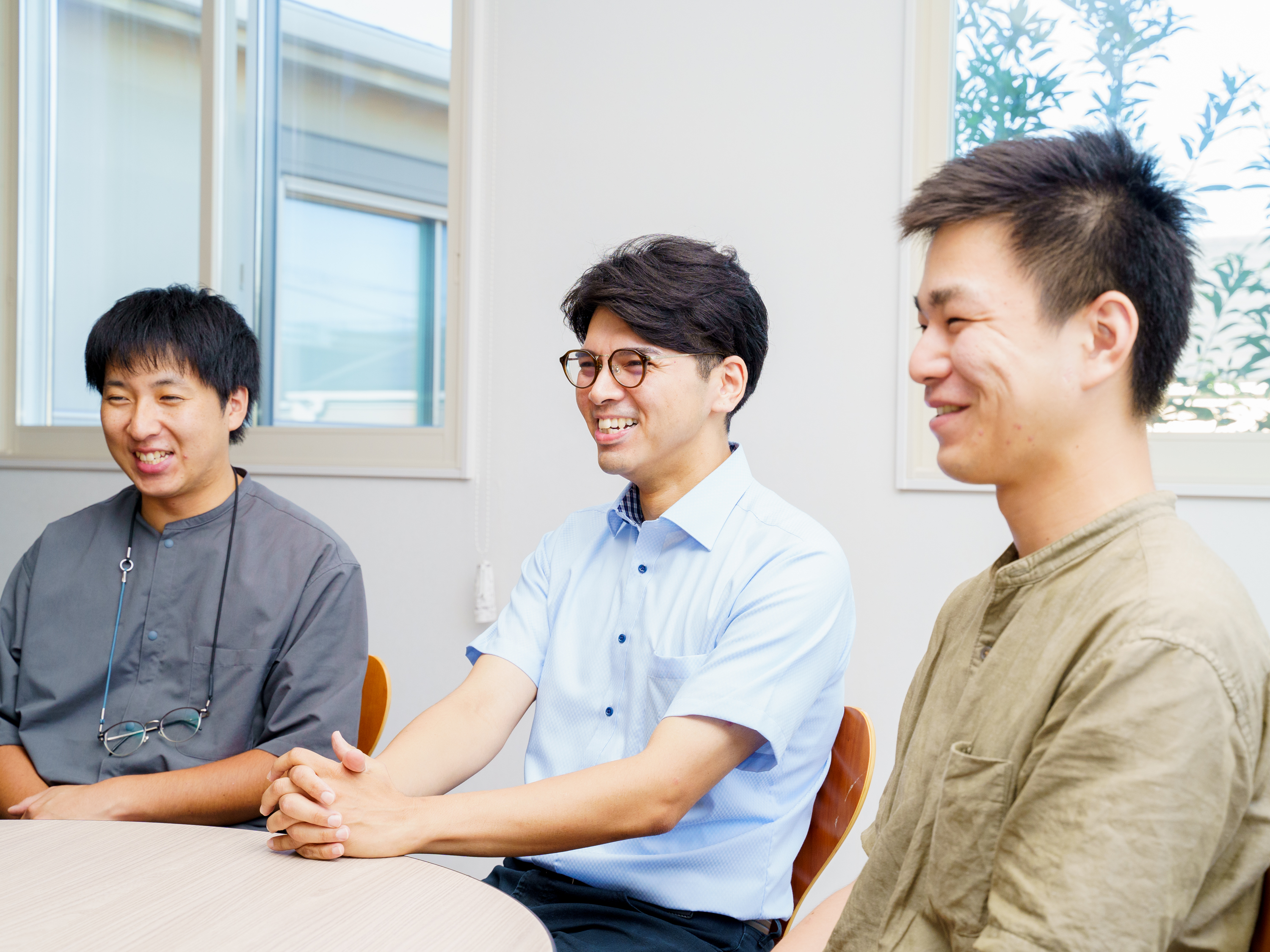 白幡様、浅井様、山本様がインタビューでお話をしている画像