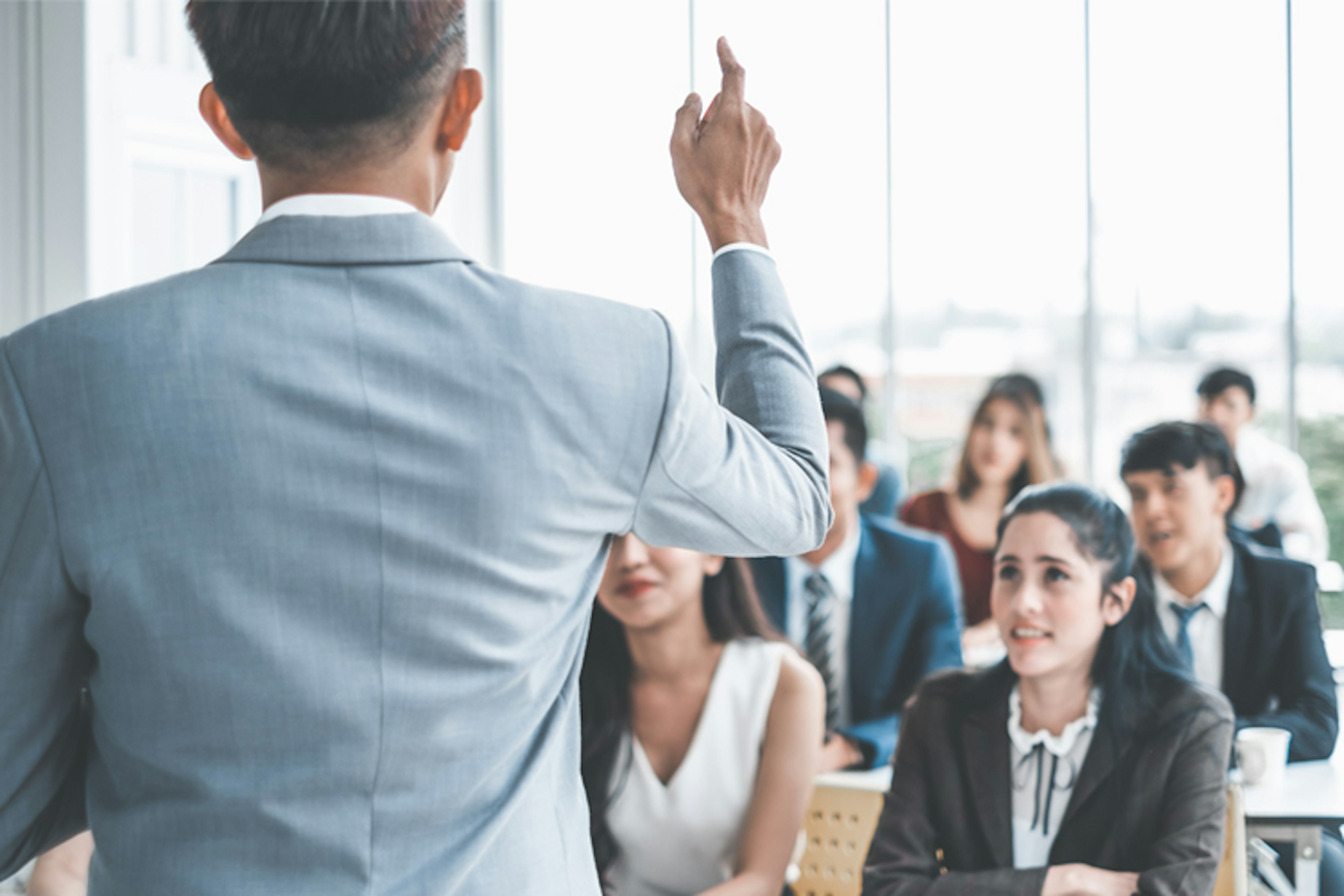 研修で挨拶をするときのポイントとは？例文付きで徹底解説