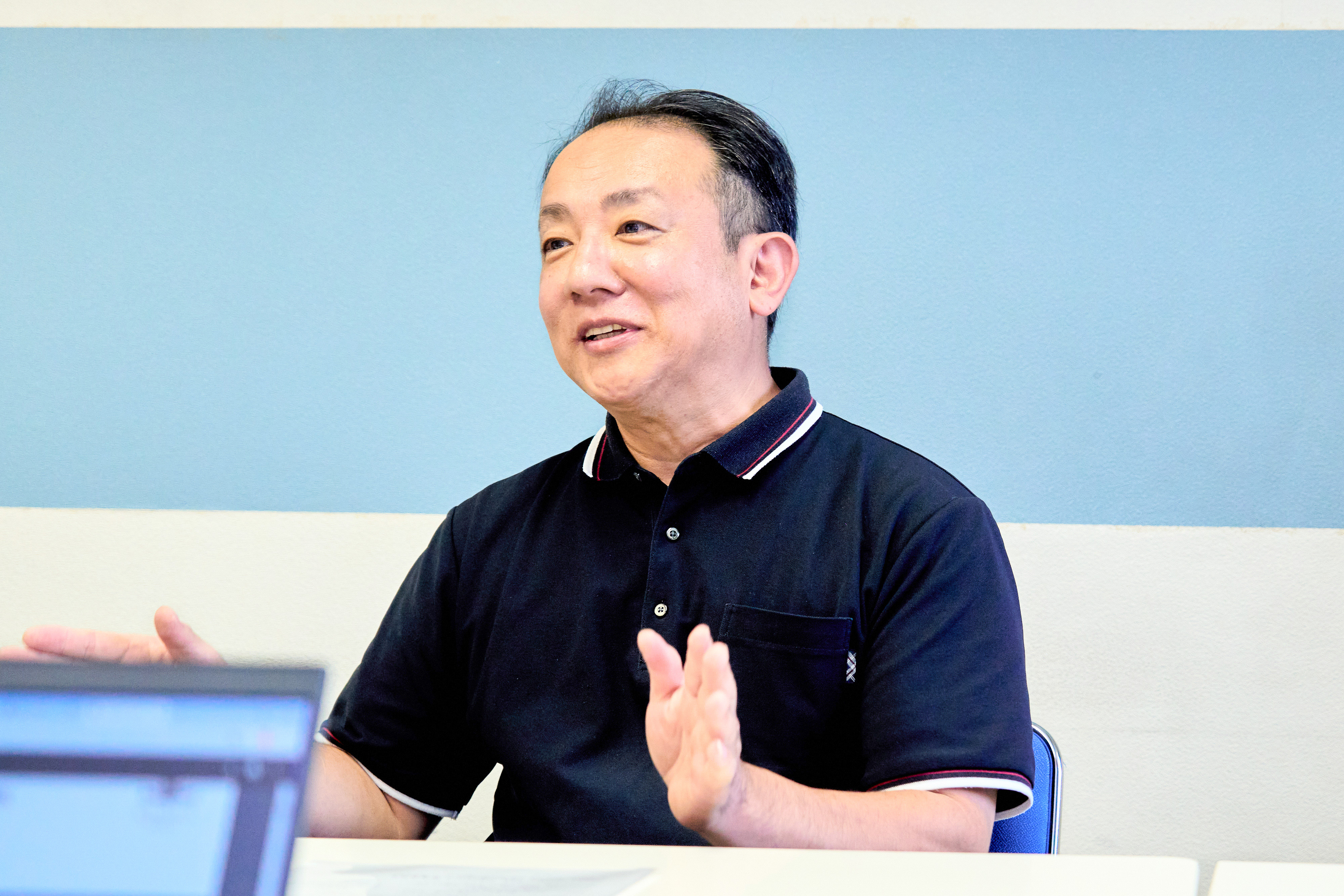 倭文様がインタビューでお話をしている画像