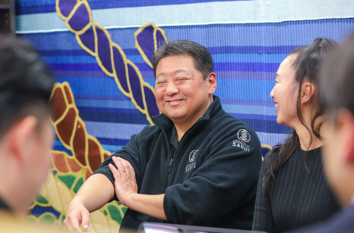 インタビューでお話をしている画像