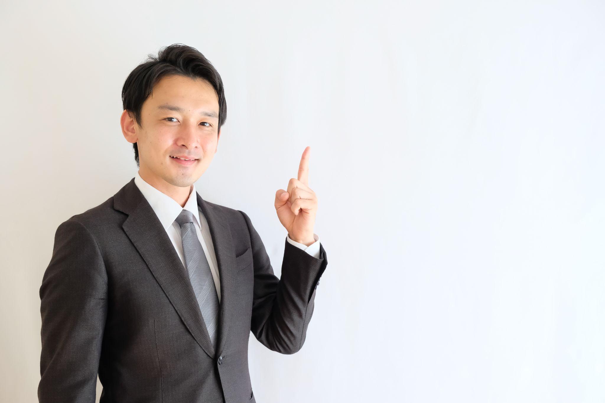 指をさして提案する男性