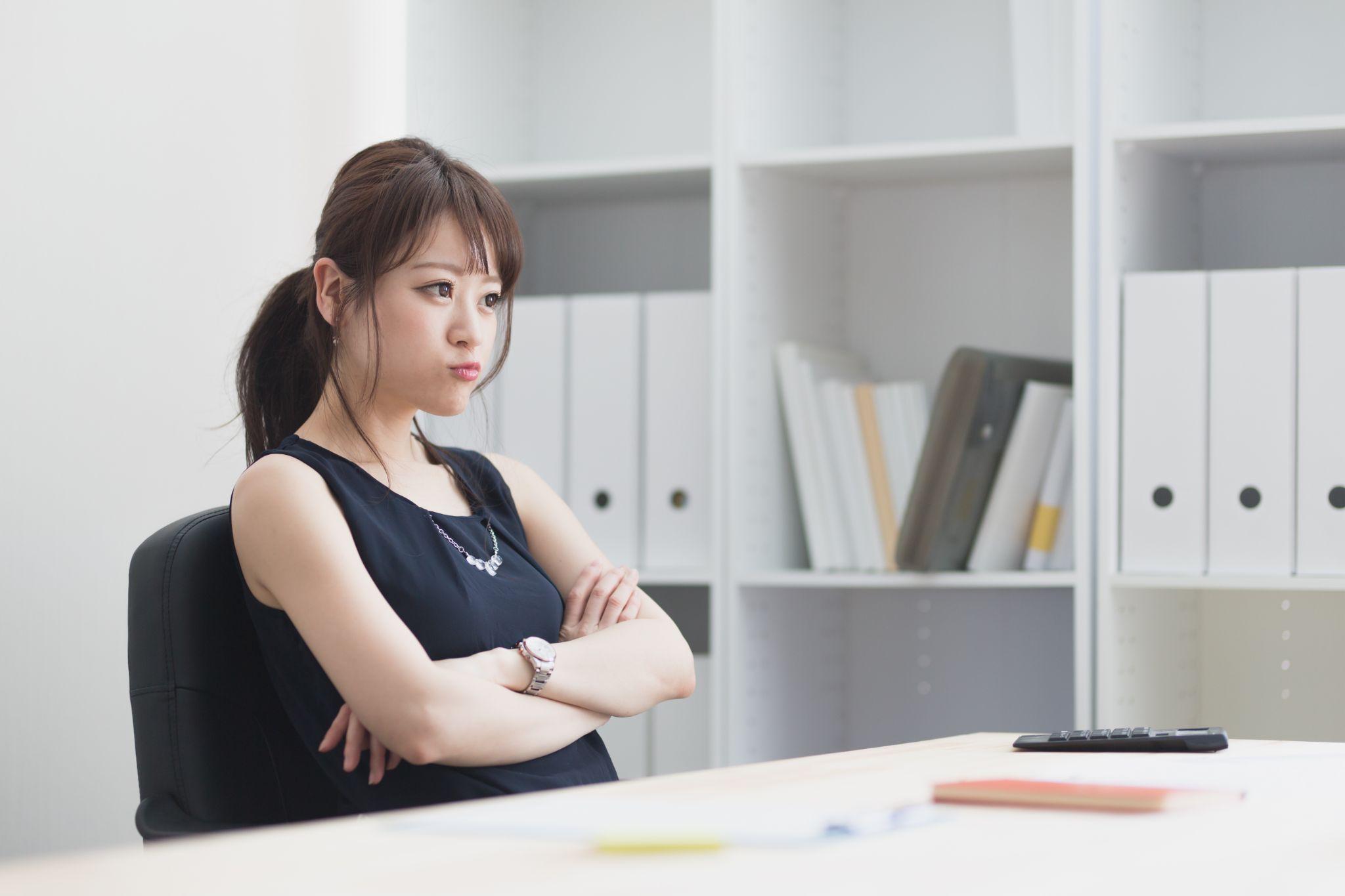 腕組みをして困惑する女性
