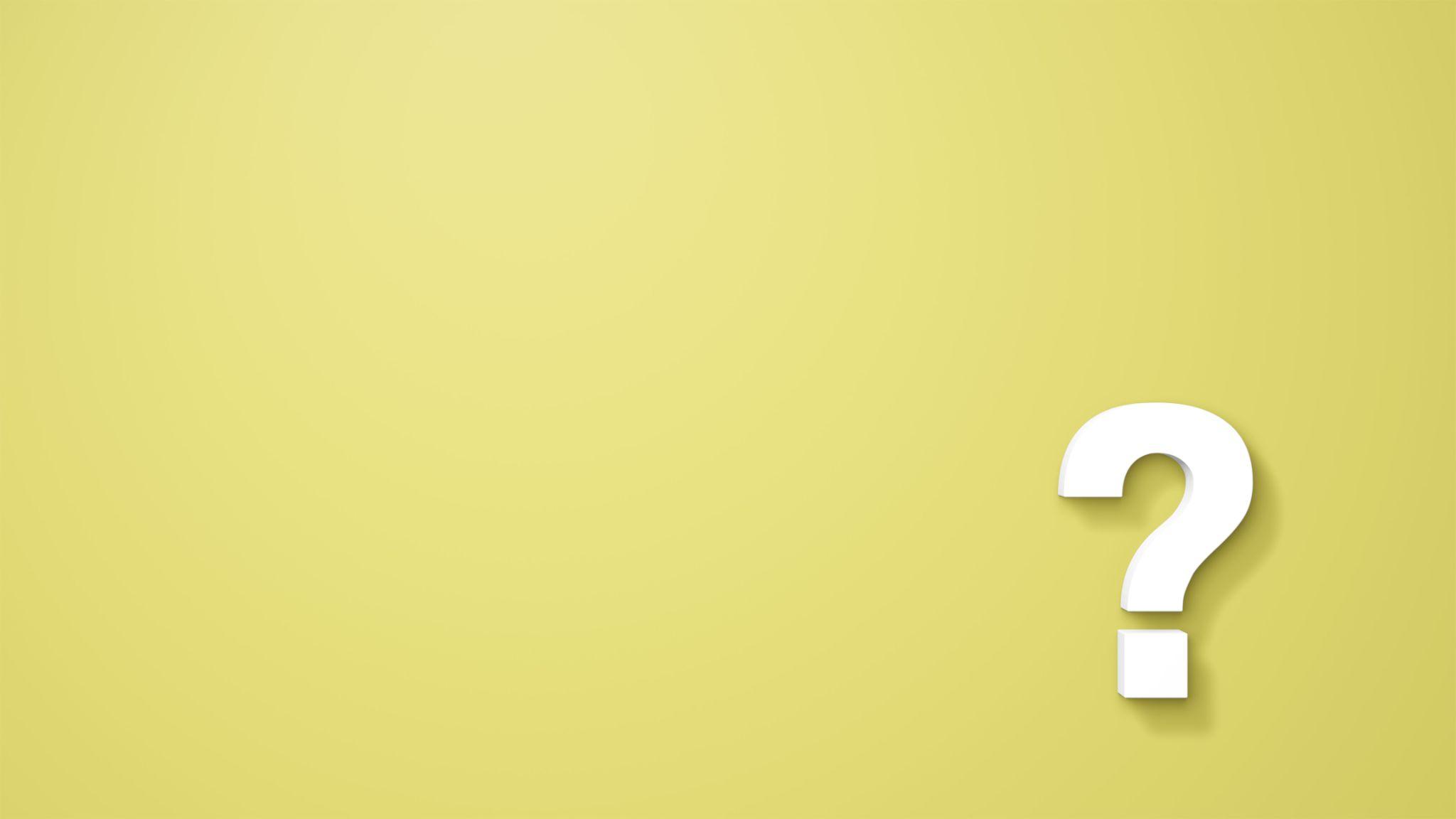 黄色の背景に白い大きなクエスチョンマーク。「PCキッティングとは何か」という疑問や、不明点を表すイメージ