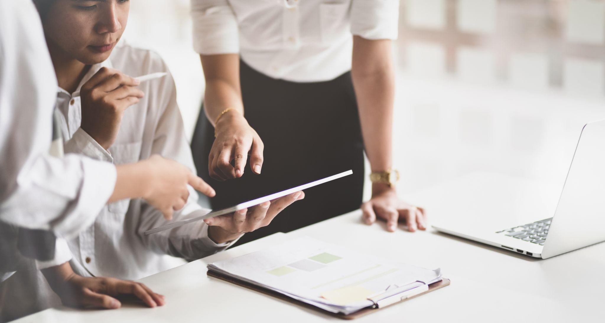 タブレットを利用して会議している様子