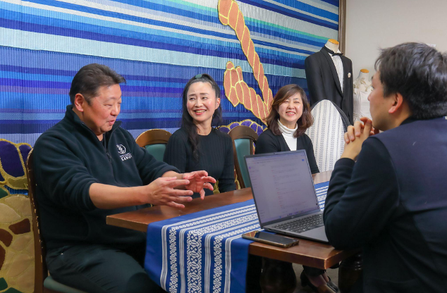 インタビューでお話をしている画像