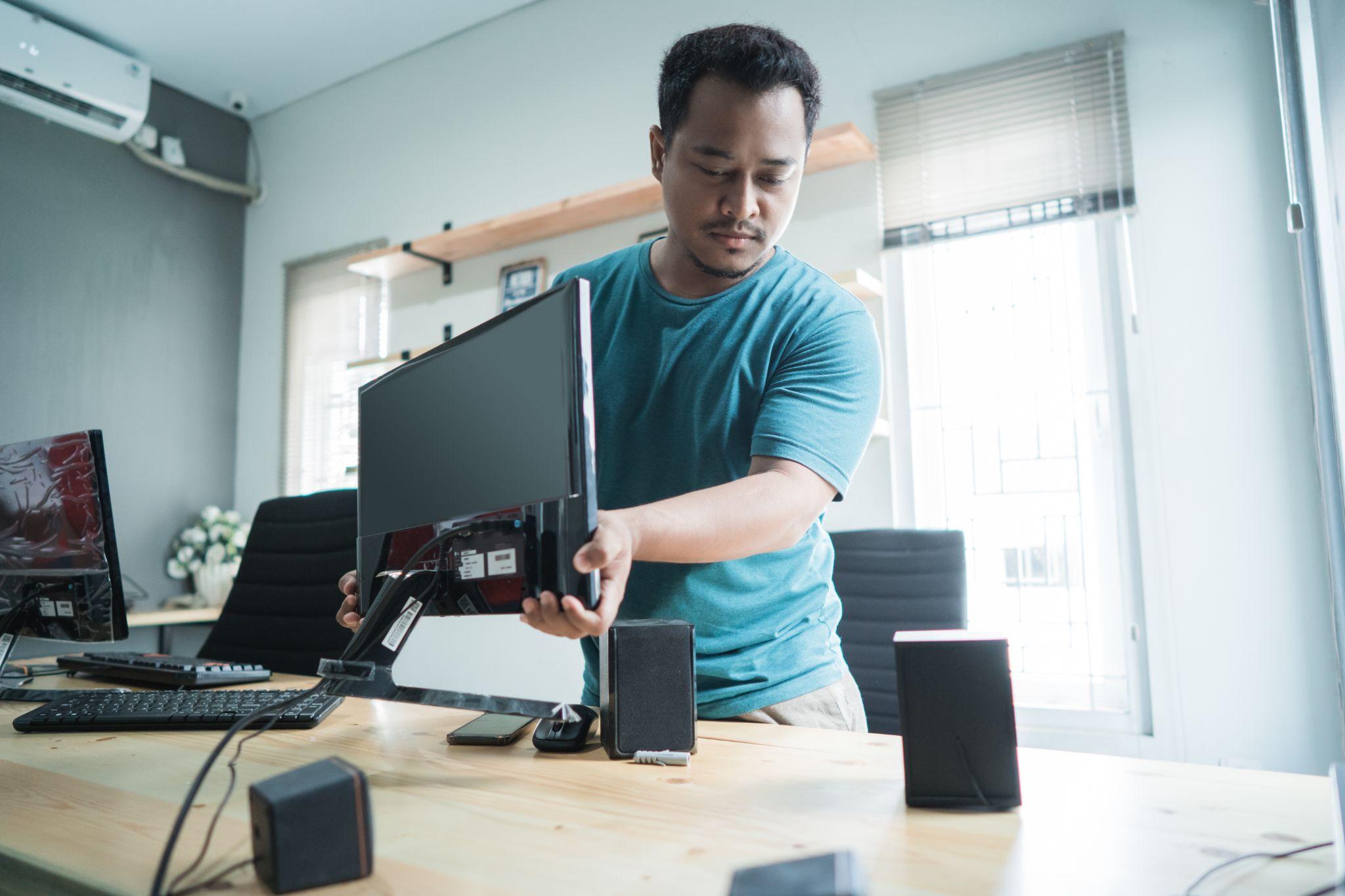 PCモニターの配線や設置を行う様子