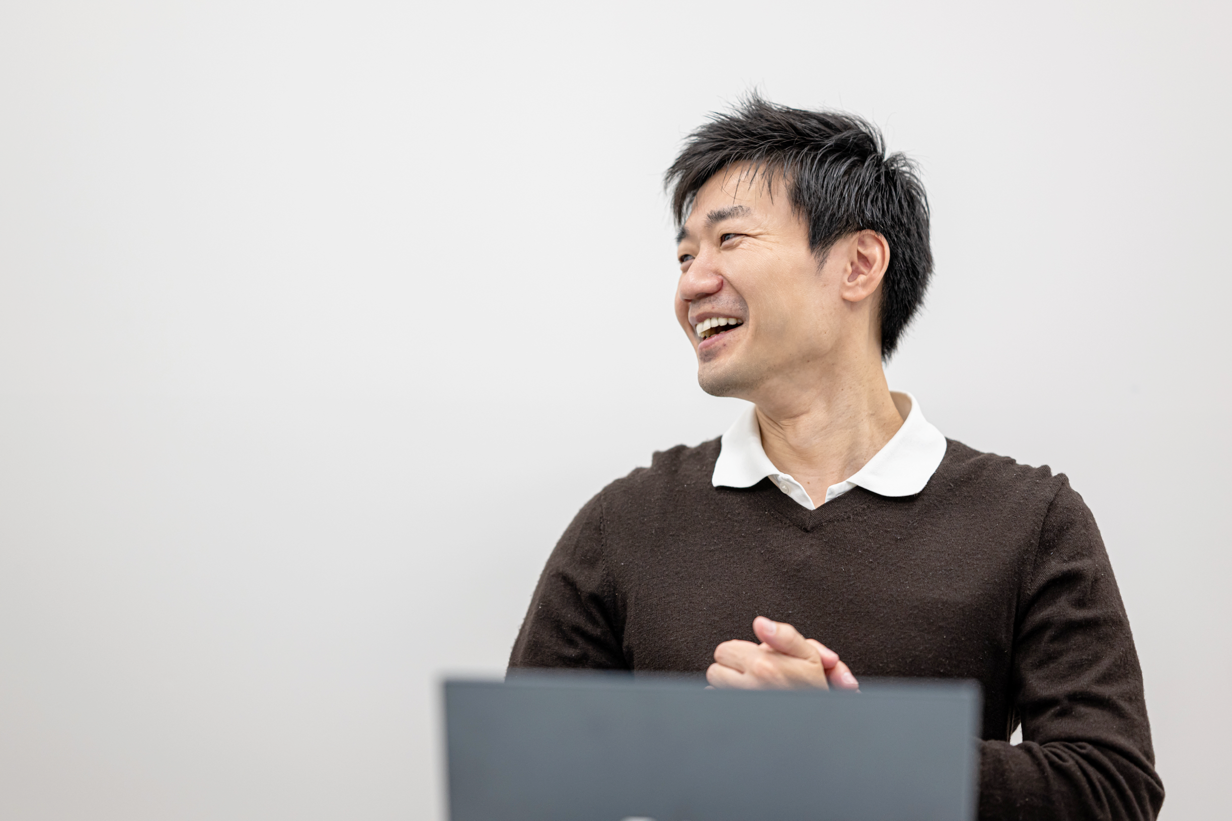 弓場様がインタビューでお話をしている画像