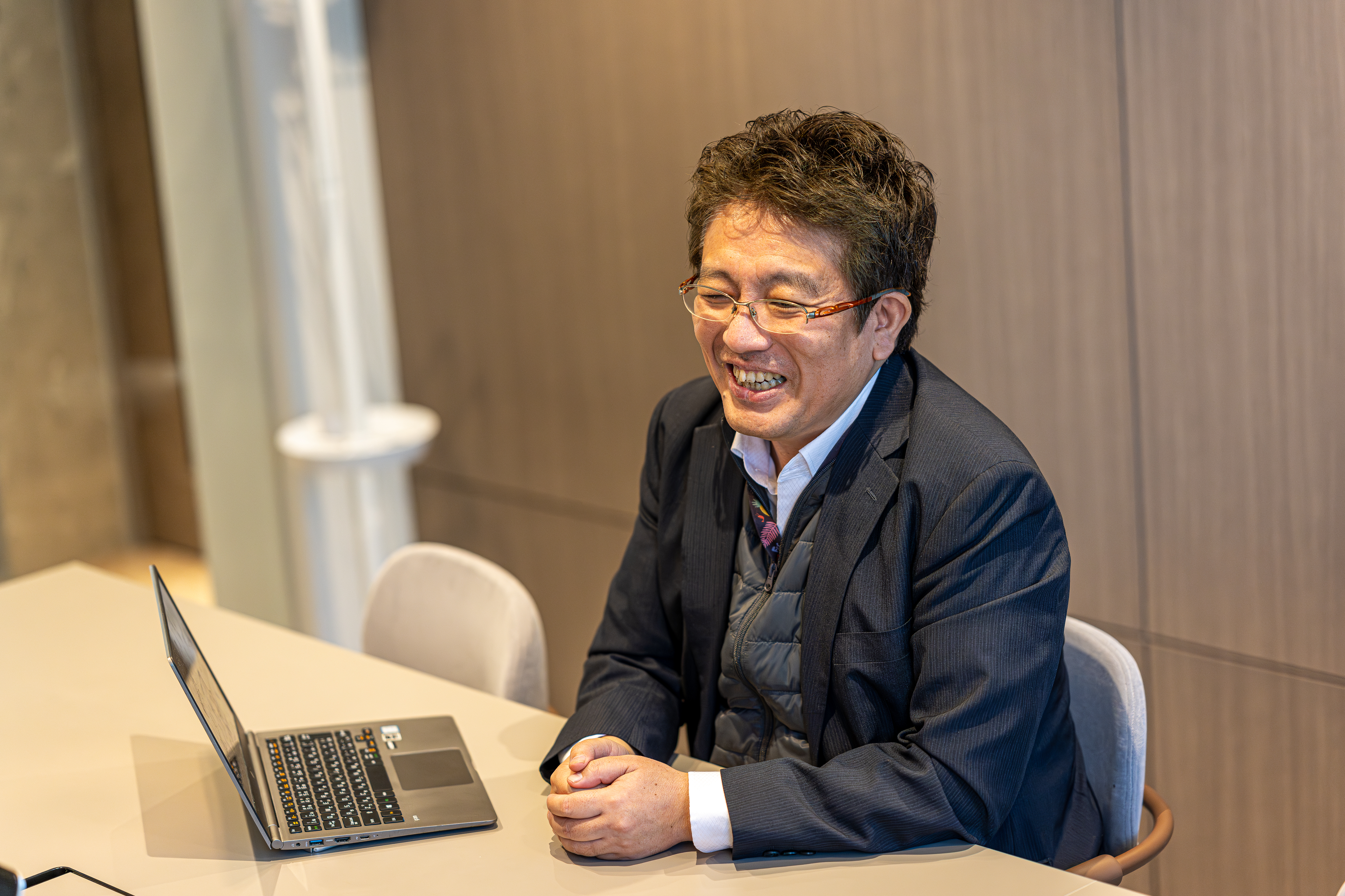 林様がインタビューでお話をしている画像