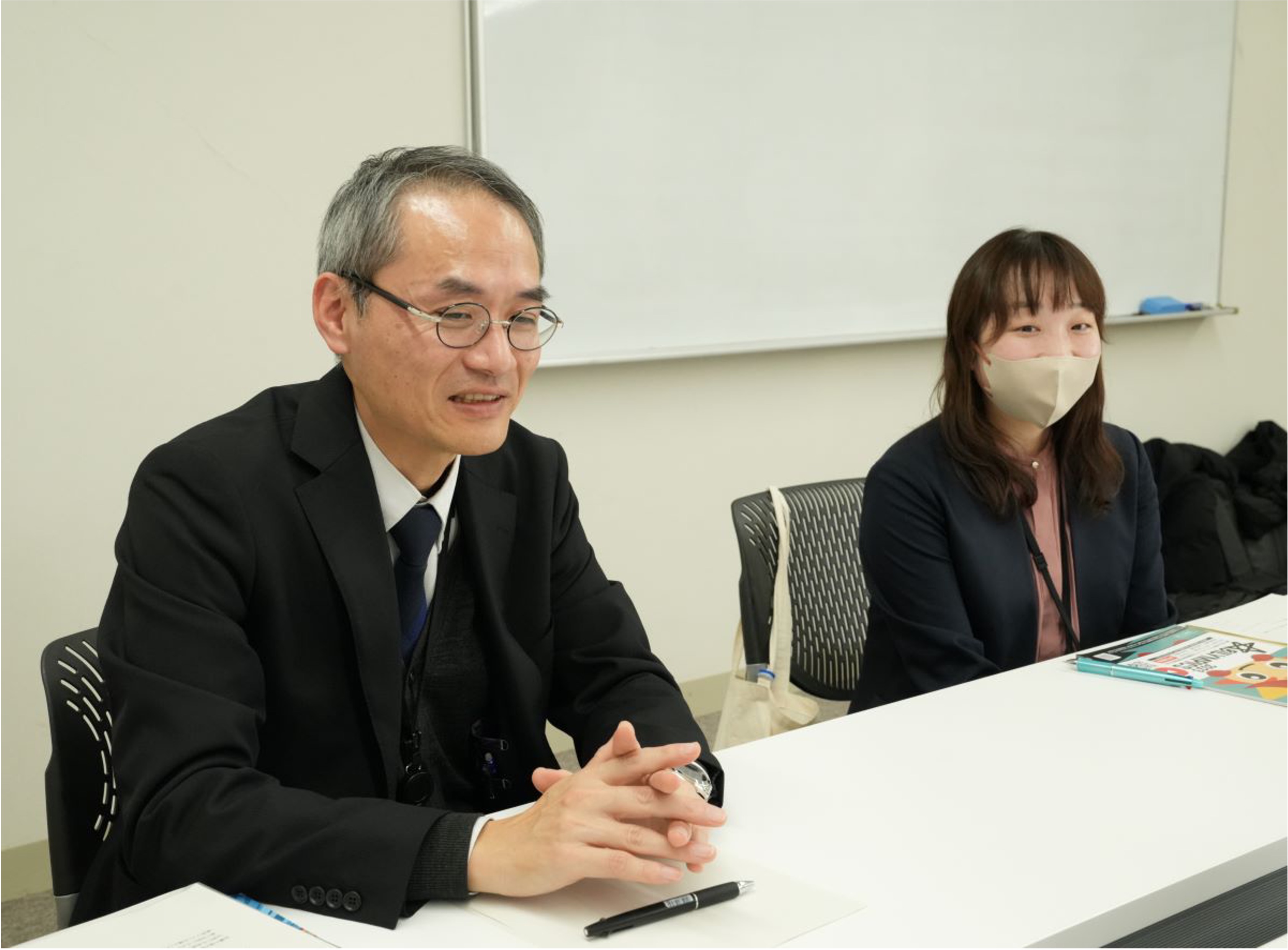 倉澤 様と沢田 様がインタビューでお話をしている画像