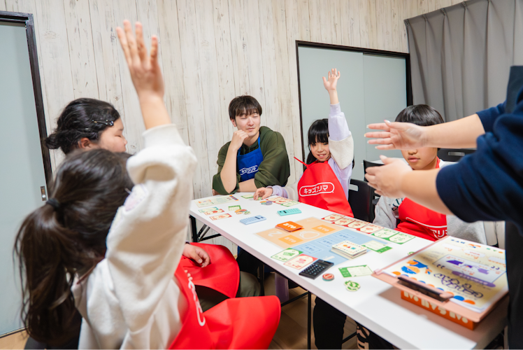 NPO法人キッズフリマのイベントで子どもたちが遊ぶスナップ写真