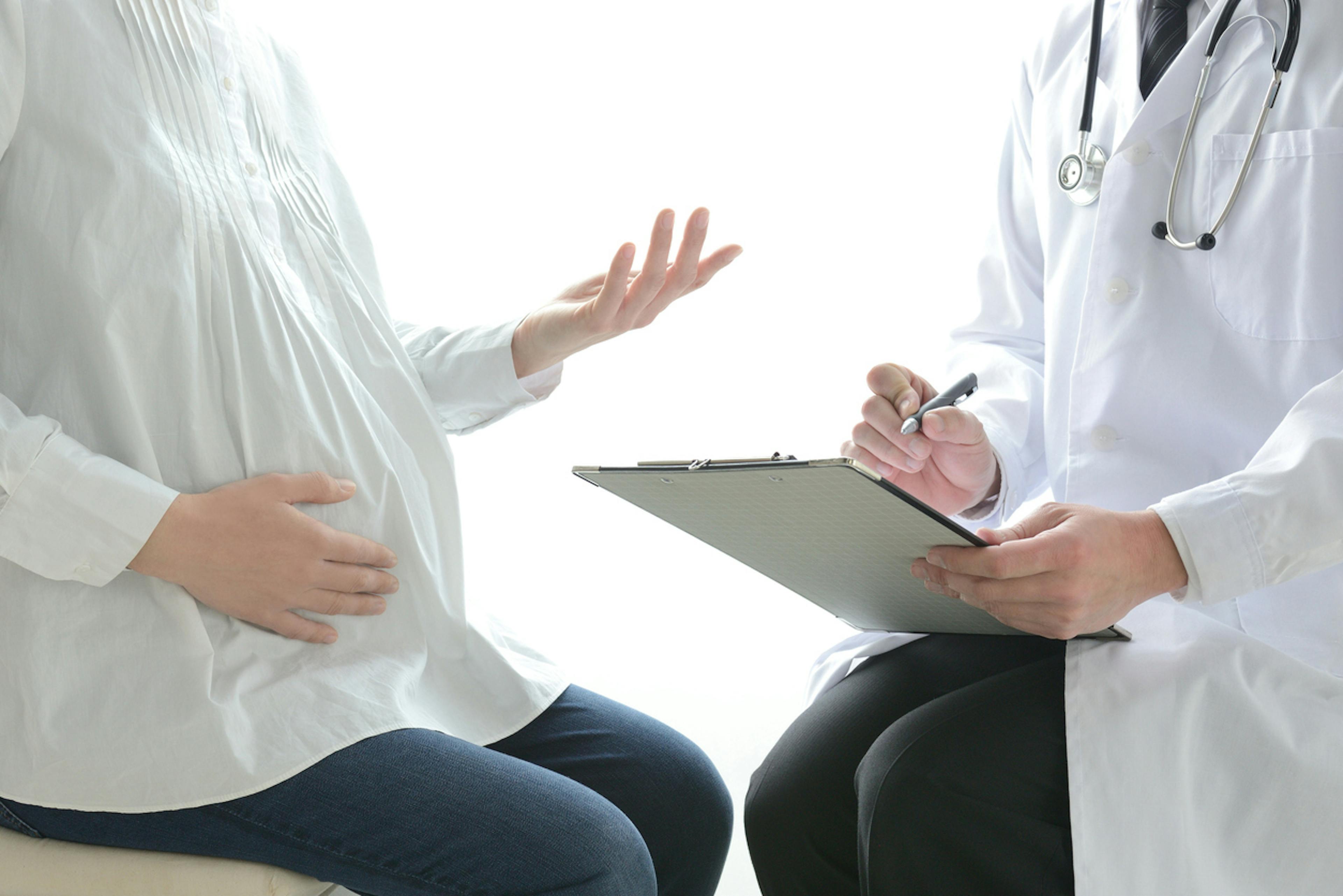 医師から無痛分娩の説明を受ける女性