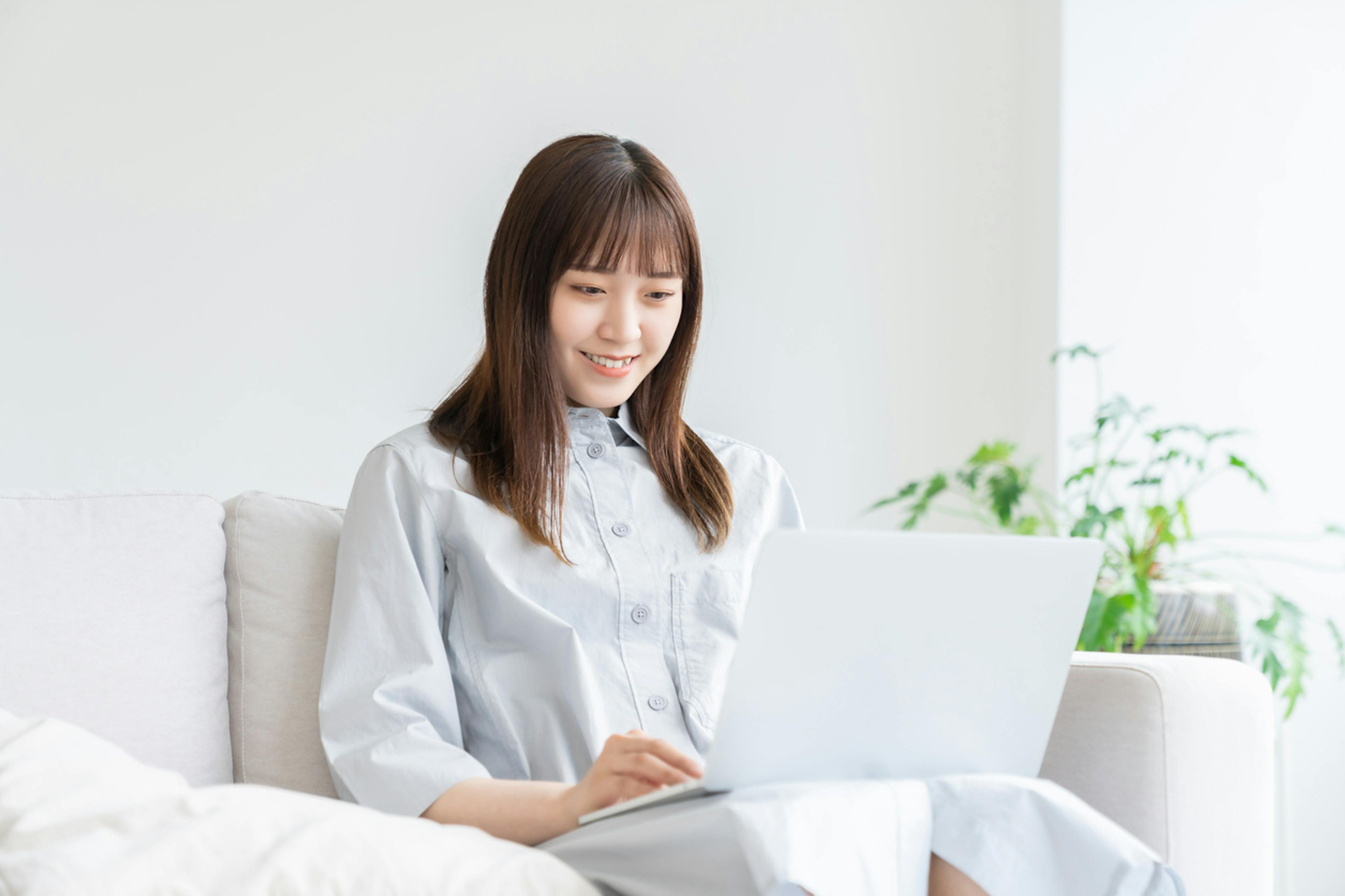 保険を選ぶ20代の女性