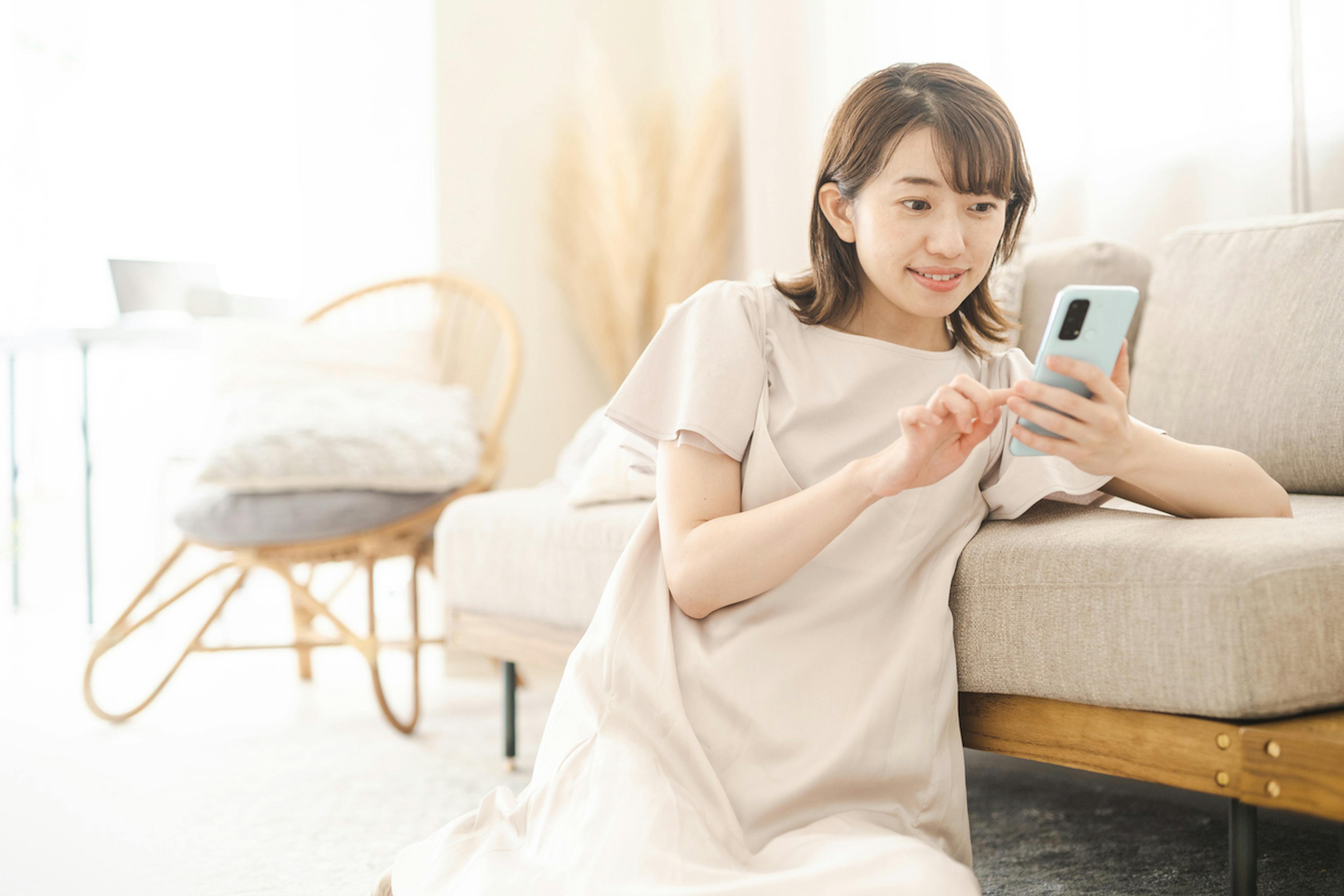 スマホで保険を探す女性