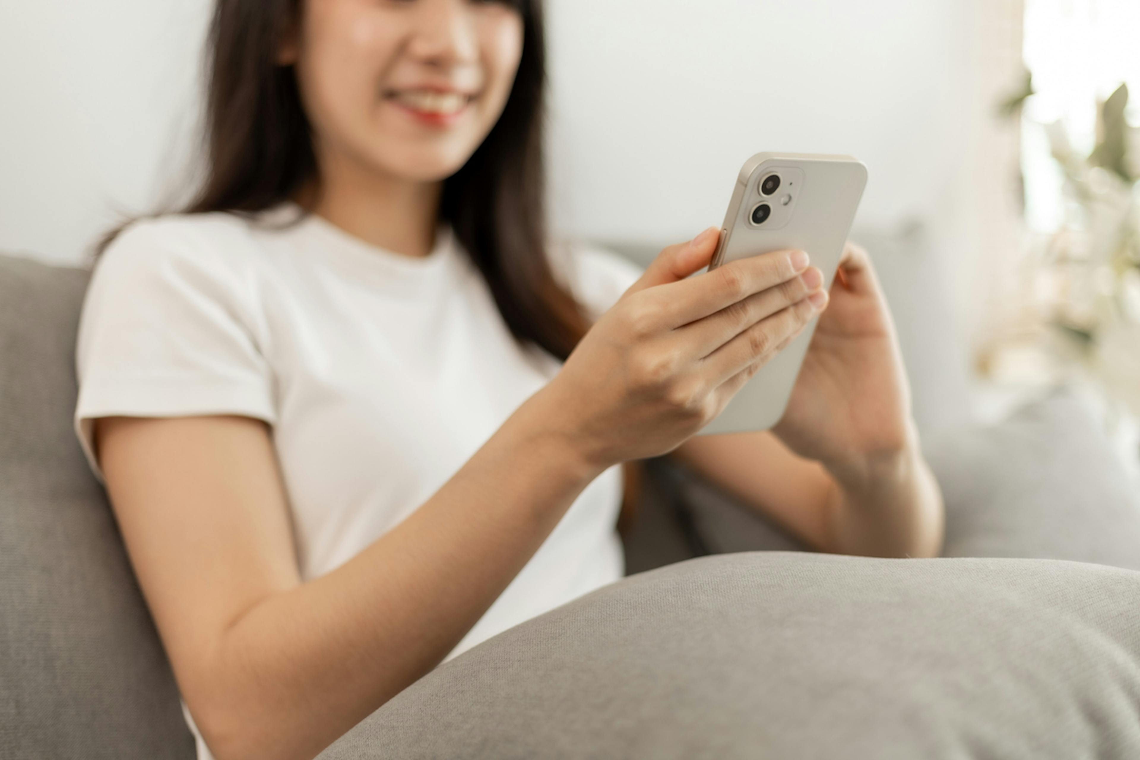 スマホで保険を探す女性